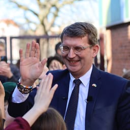 Venstre giver milliarder til folkeskolen fra et klasselokale på en friskole