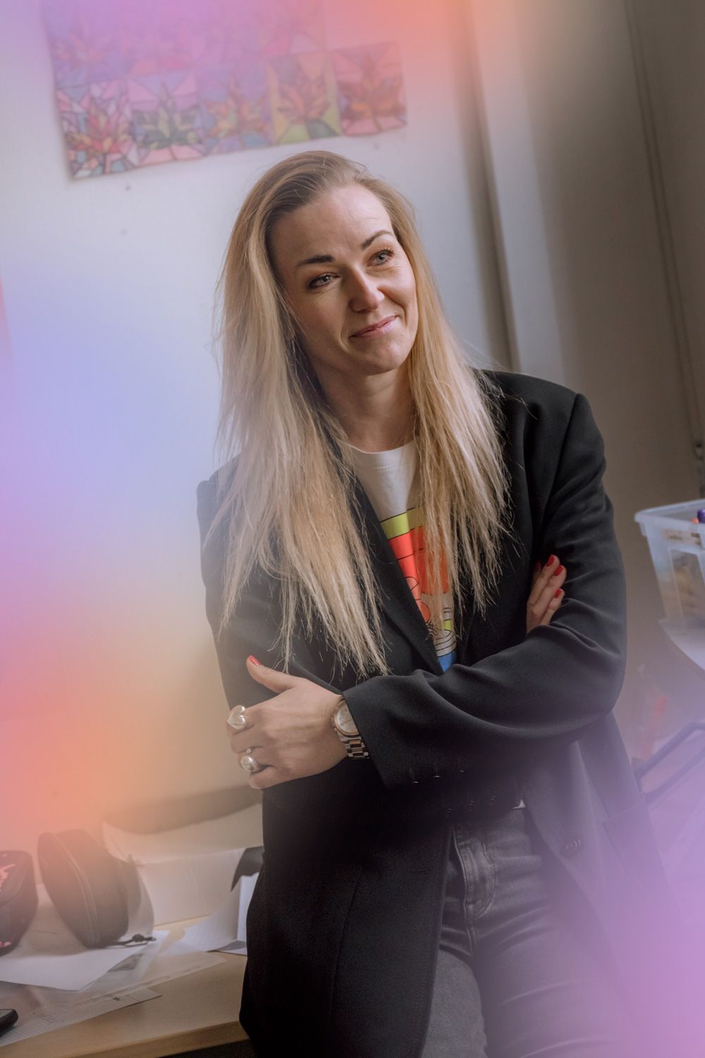 Pernille H&oslash;y i et klasselokale. Hun smiler og farverne fra temaet om pause ligger i billedet.