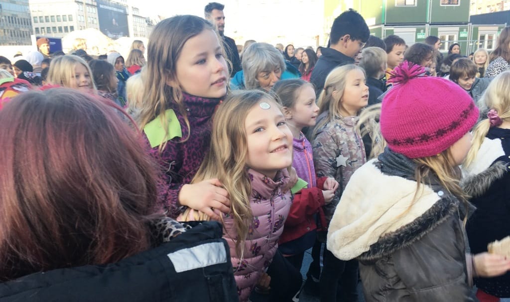 Stor gruppe agf Elever synger sammen udendørs