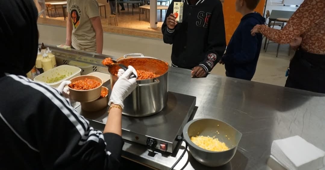 Featured image for Her laver 6.-klasserne hver uge frokost til skolens andre elever