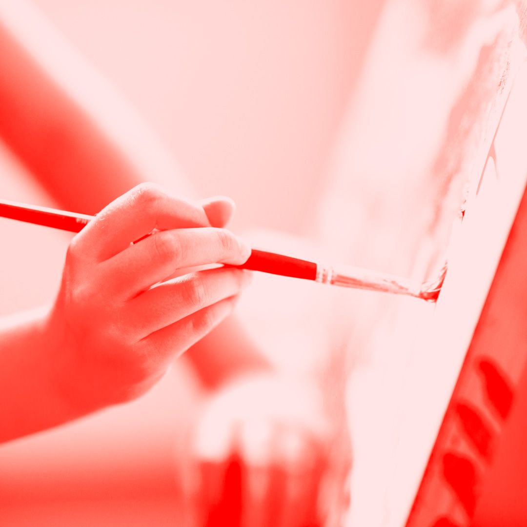 N&aelig;rbillede af elevs h&aring;nd med pensel.