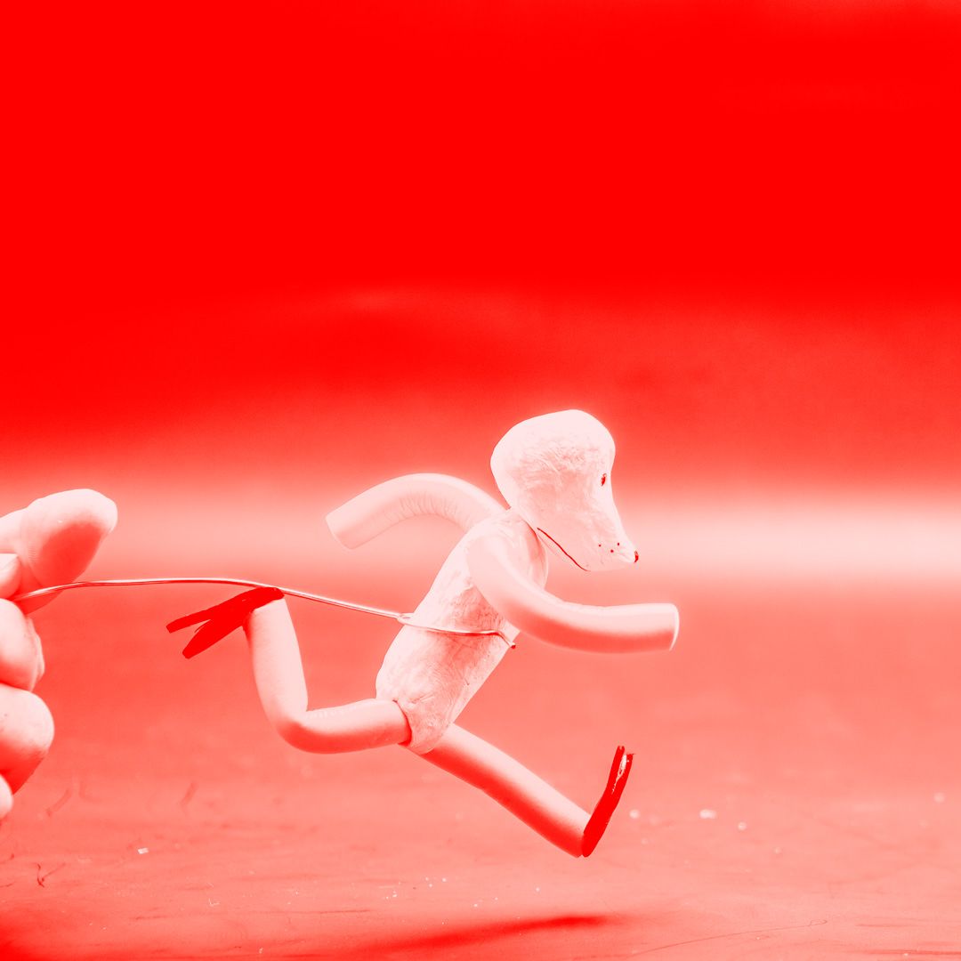 Stop motion figur bliver holdt af menneskeh&aring;nd.