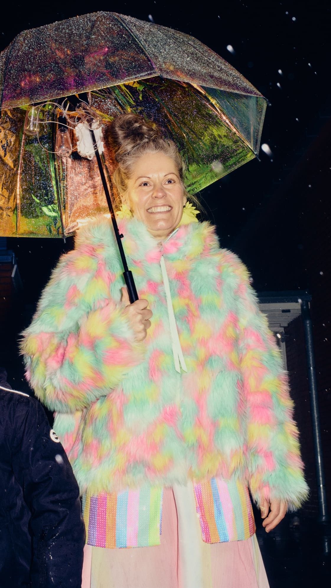 Jessie uden for med en paraply.