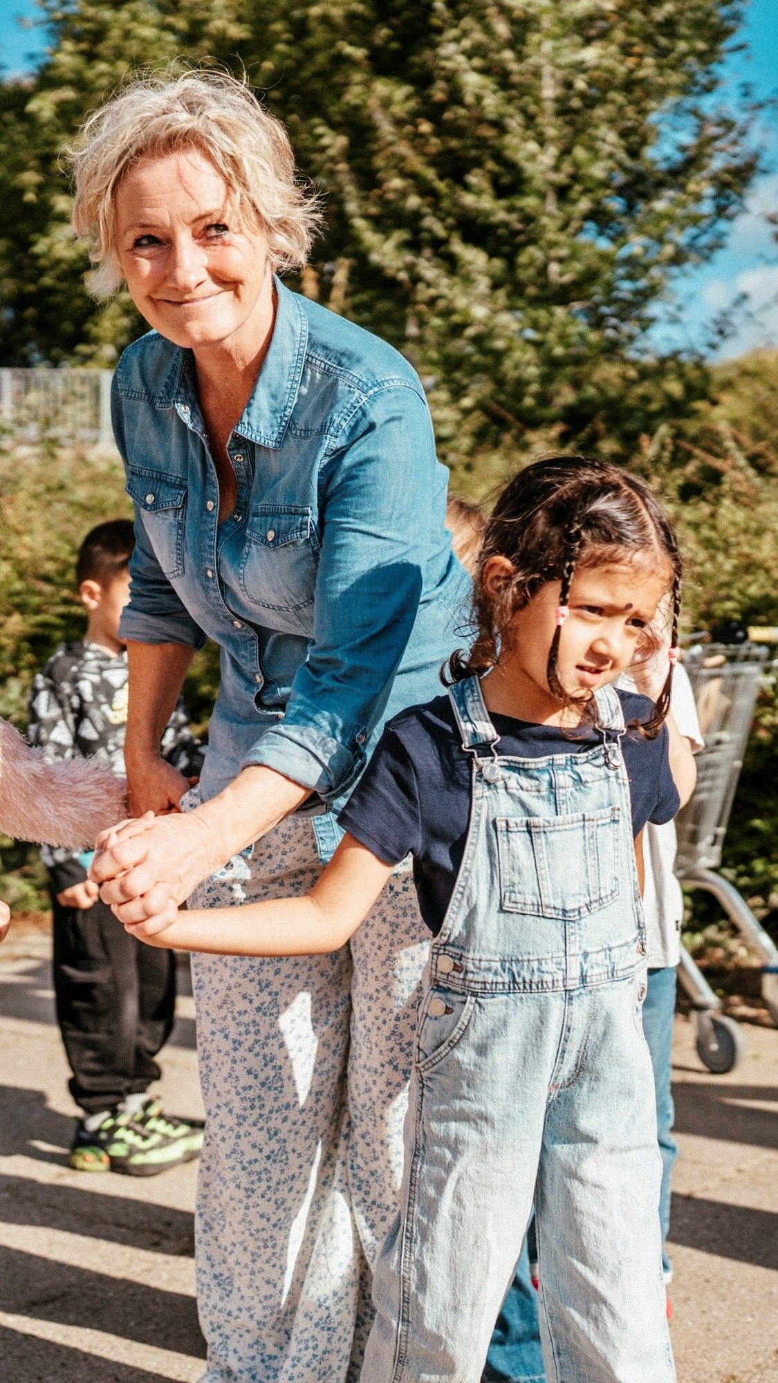 Pædagog og børn glæder sig til at komme hjem i de vante rammer i børnehaven.
