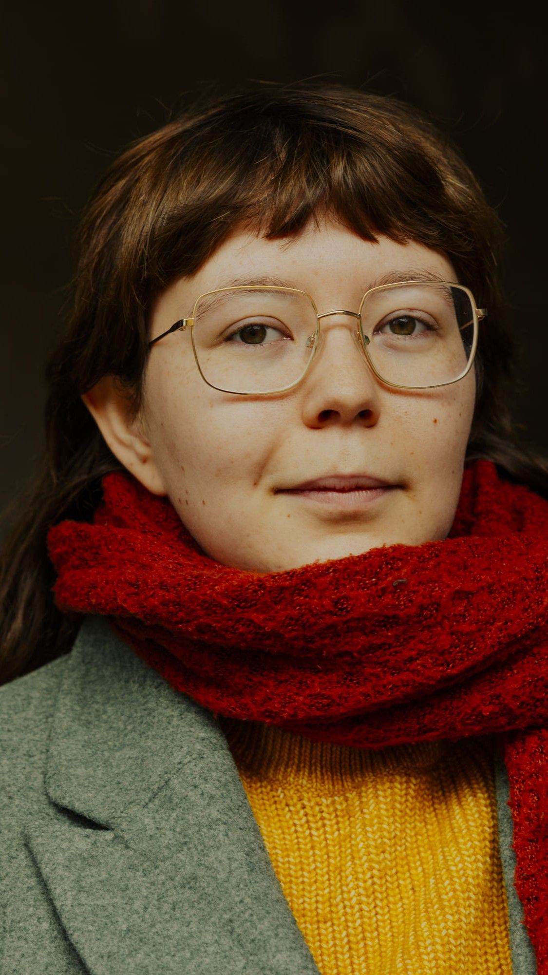 Robin står udenfor med rødt halstørklæde på.