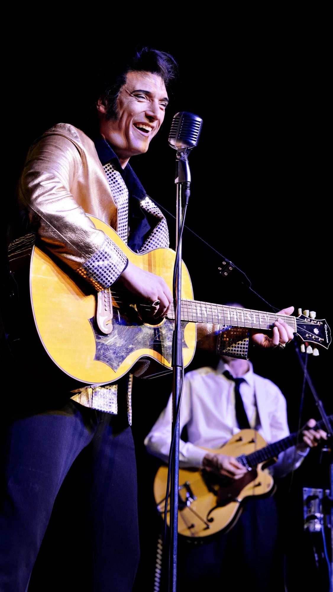 Lærer Brian Trøjborg giver den som Elvis på scenen.