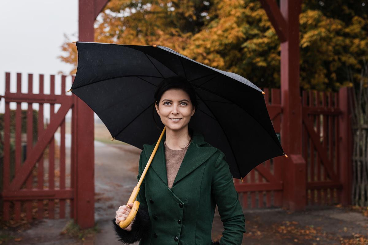 Sofie Osmani med paraply