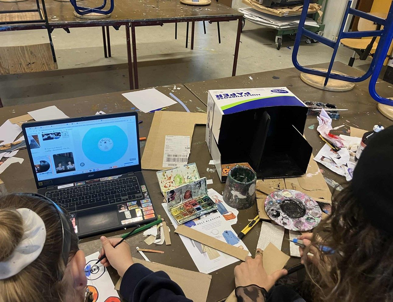 To elever der sidder og skaber lokationen til deres stop motion film