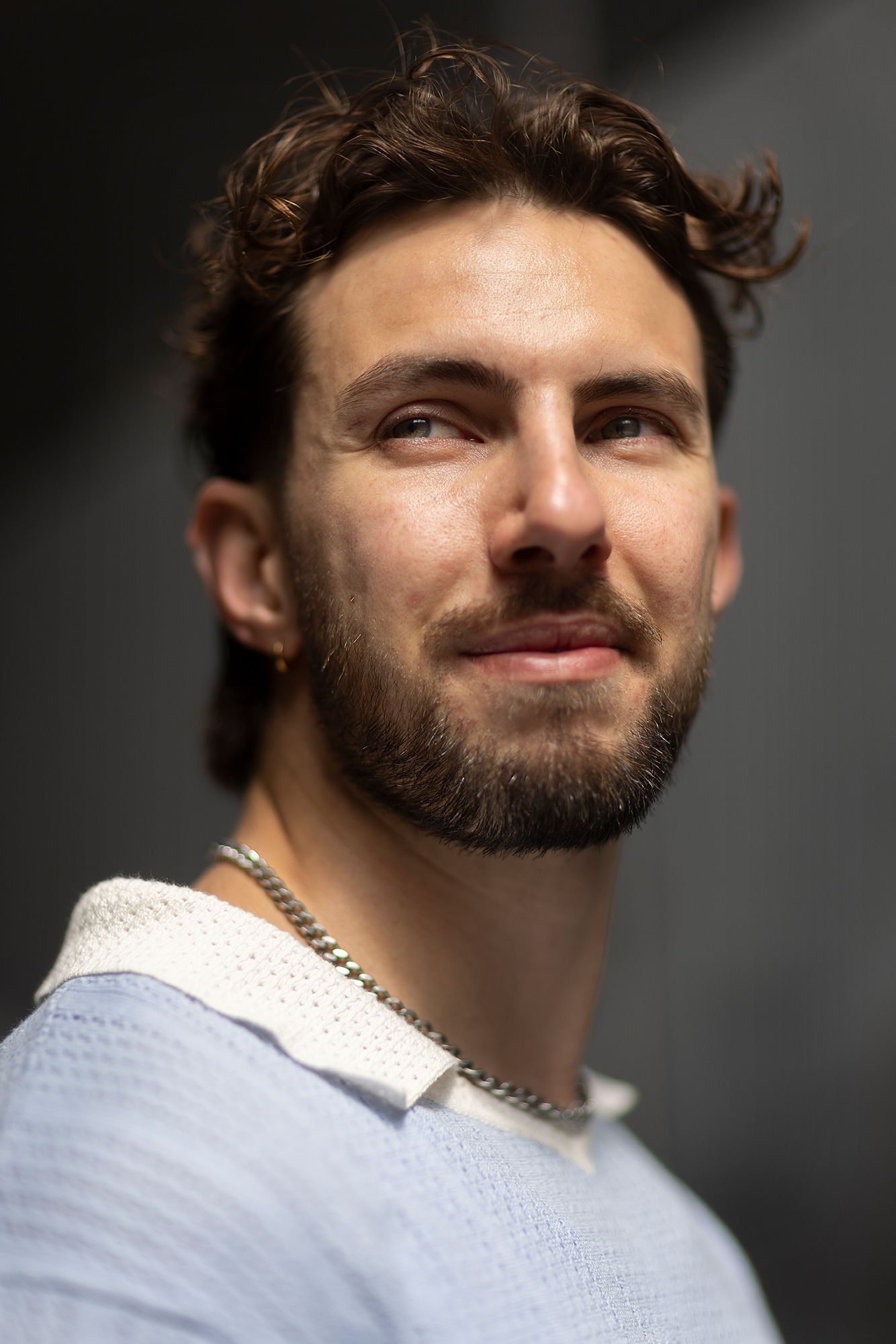 H&oslash;jformatsbillede af Marco Thomsen, som smiler. Ansigtet er rettet mod kameraet, men &oslash;jnene ser en smule mod kanten af billedet.