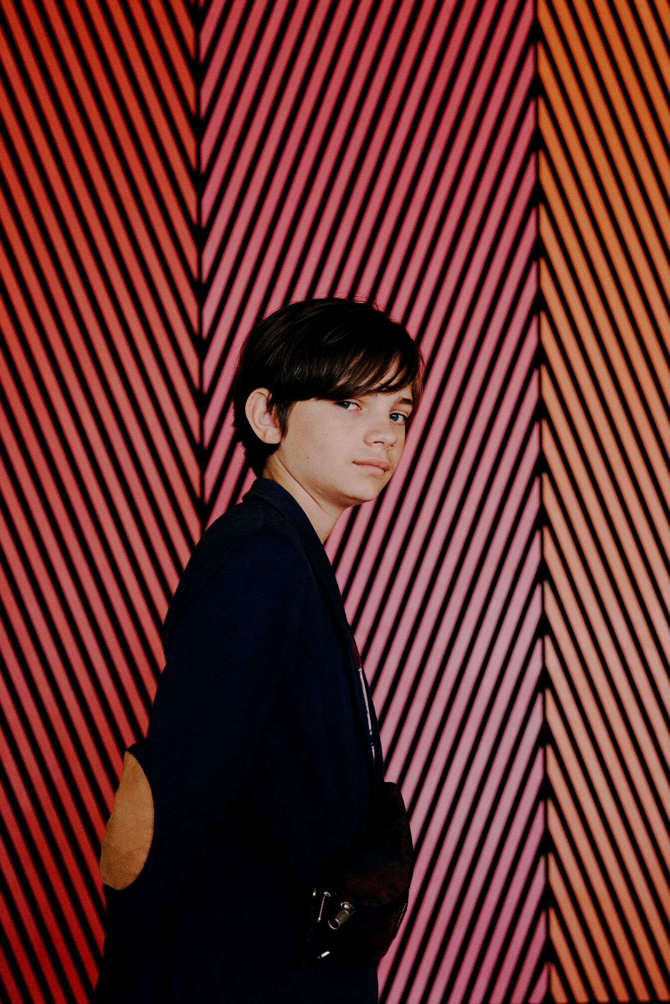 Billede af en dreng foran neonfarver