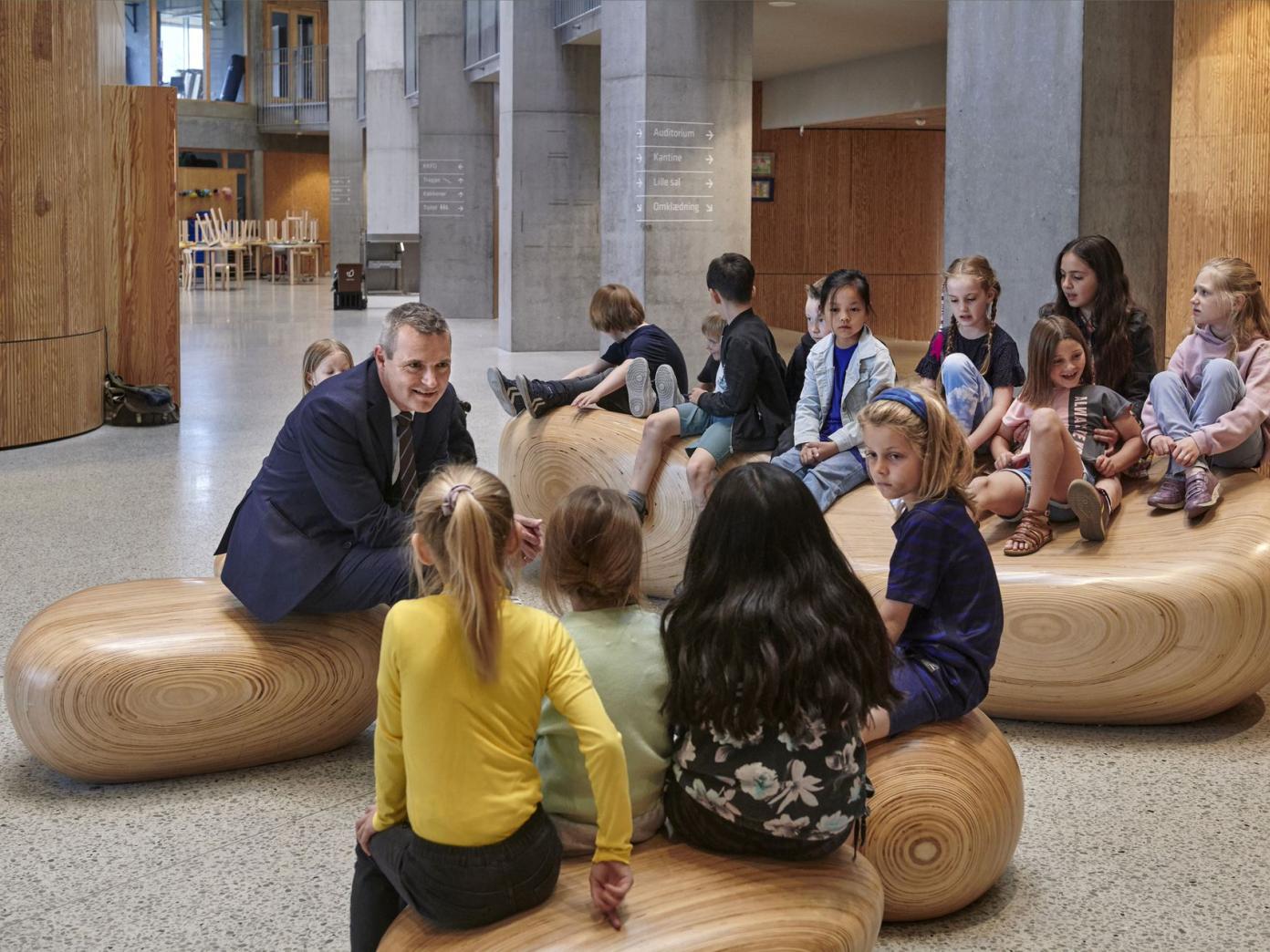 Jakob Næsager sidder i en aula med små børn