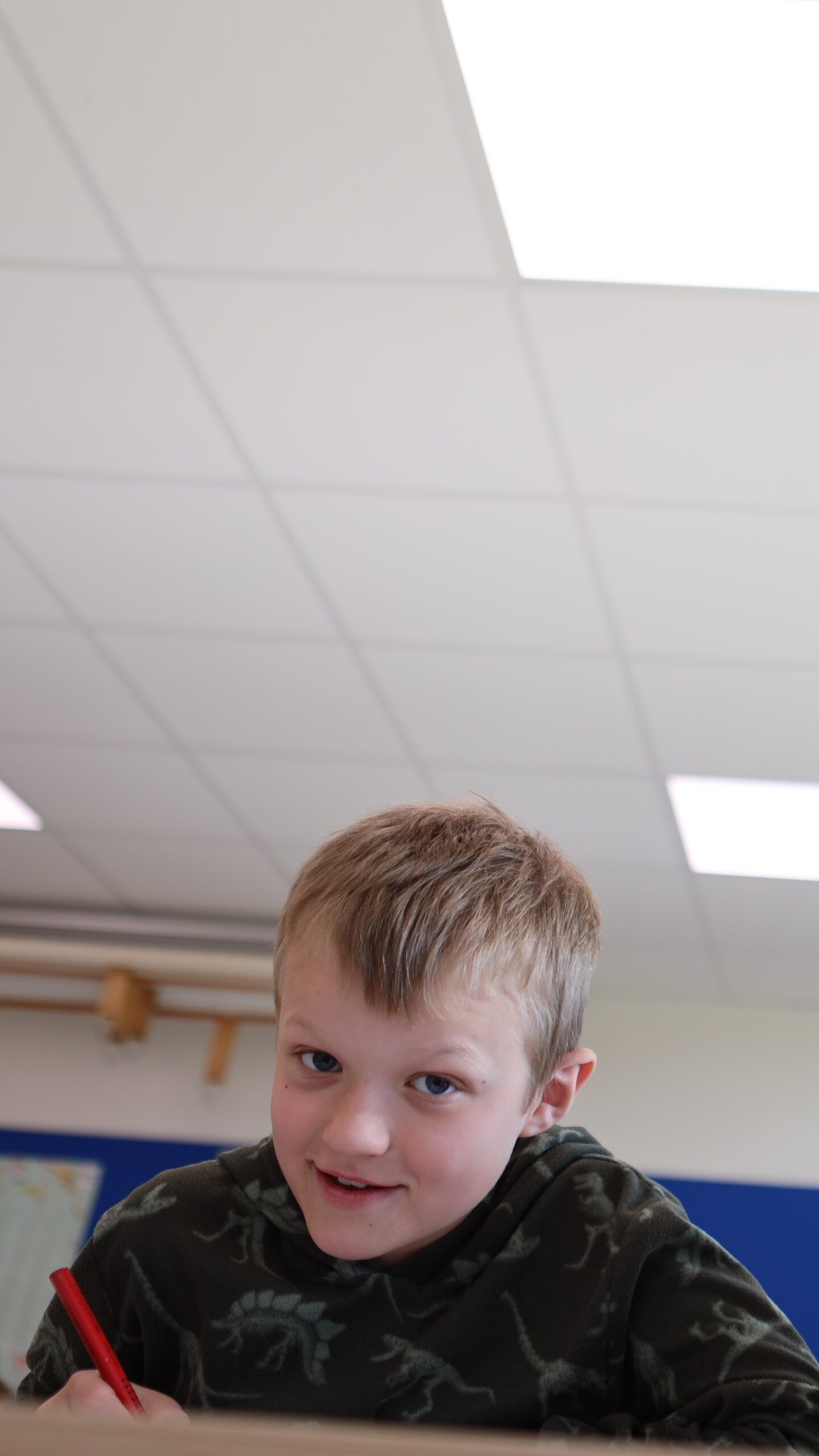 Dreng i fjerde klasse laver opgaver i klassen