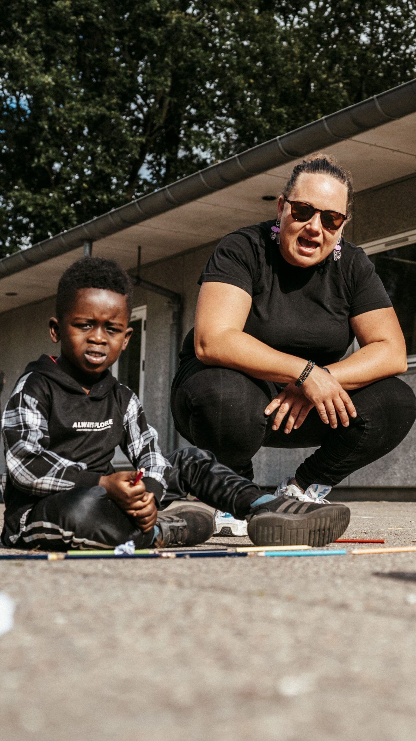 Matematikvejlederen Anne Algren laver øvelser med en førskoleelev.
