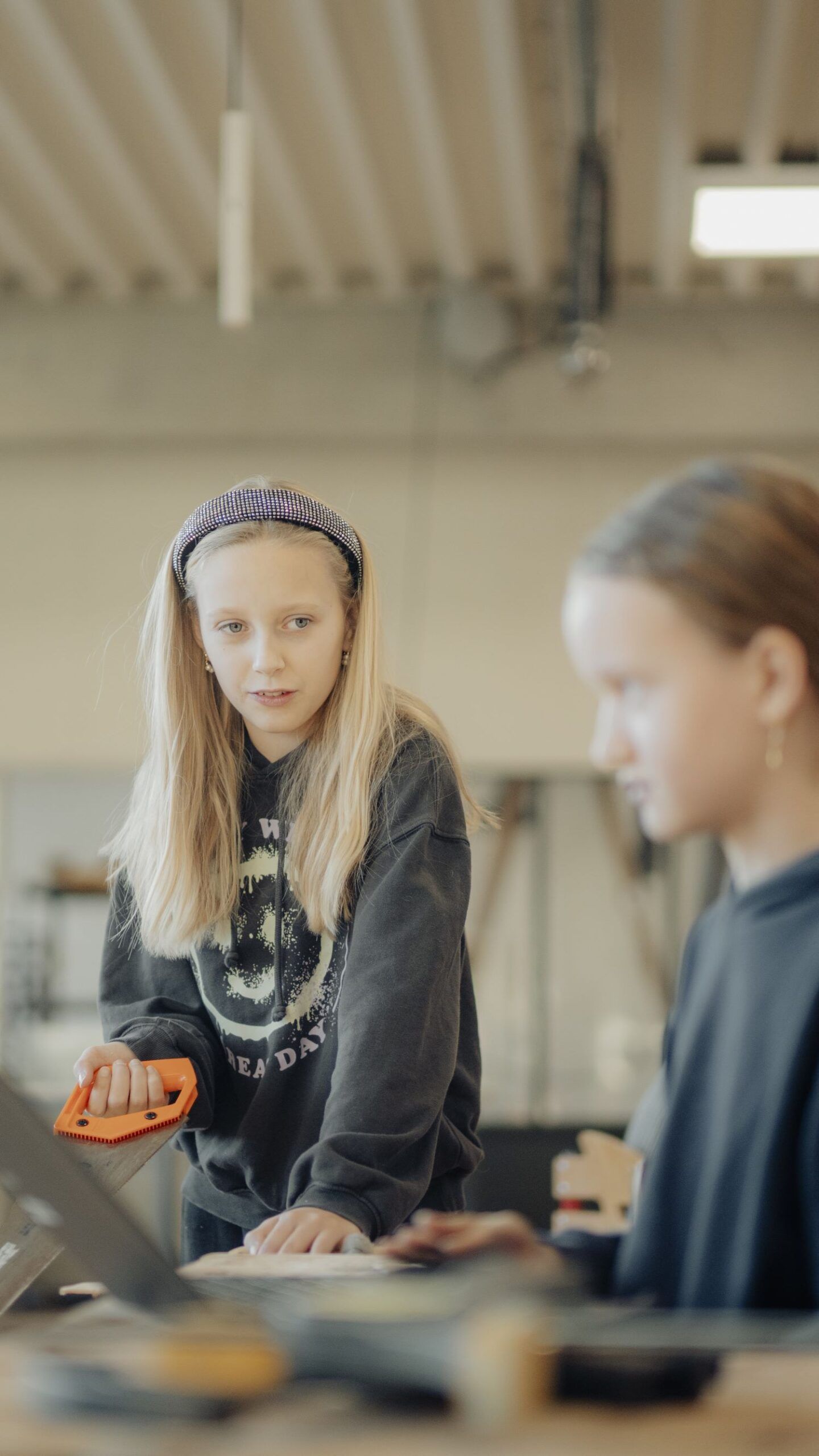 To piger arbejdere videre med deres fodgængerovergang.