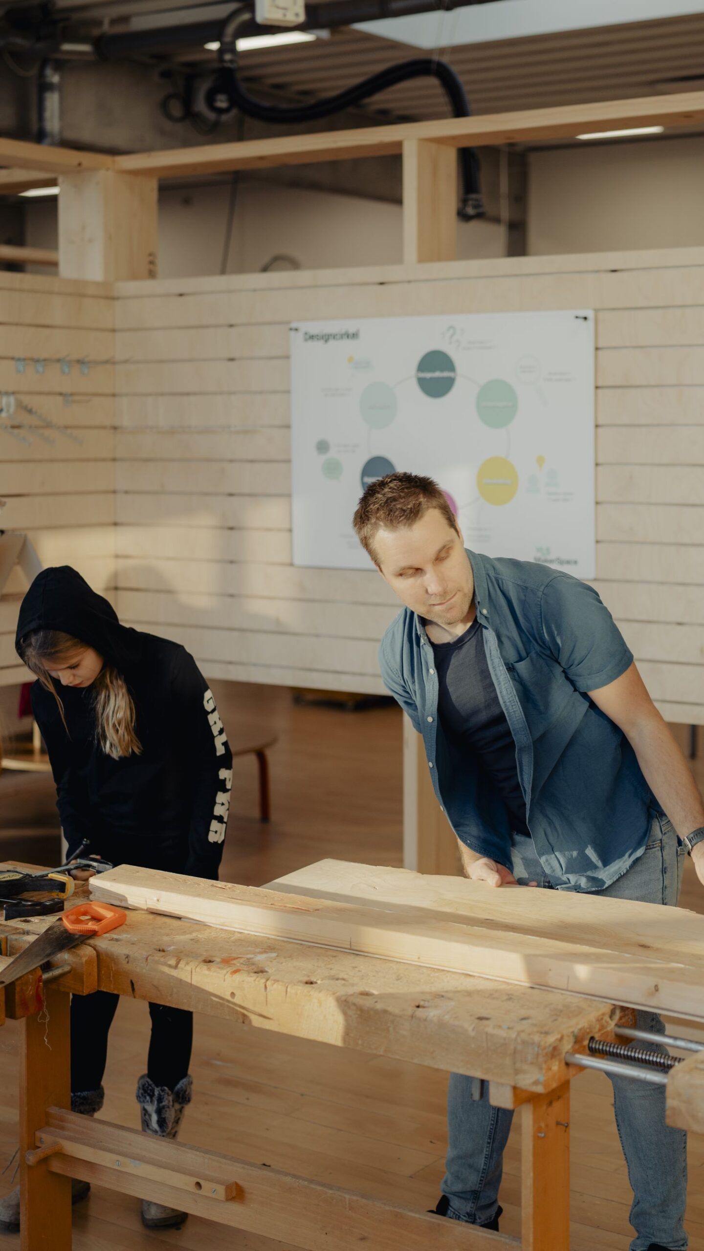 Miniforskere og lærer bygger en fodgængerovergang.