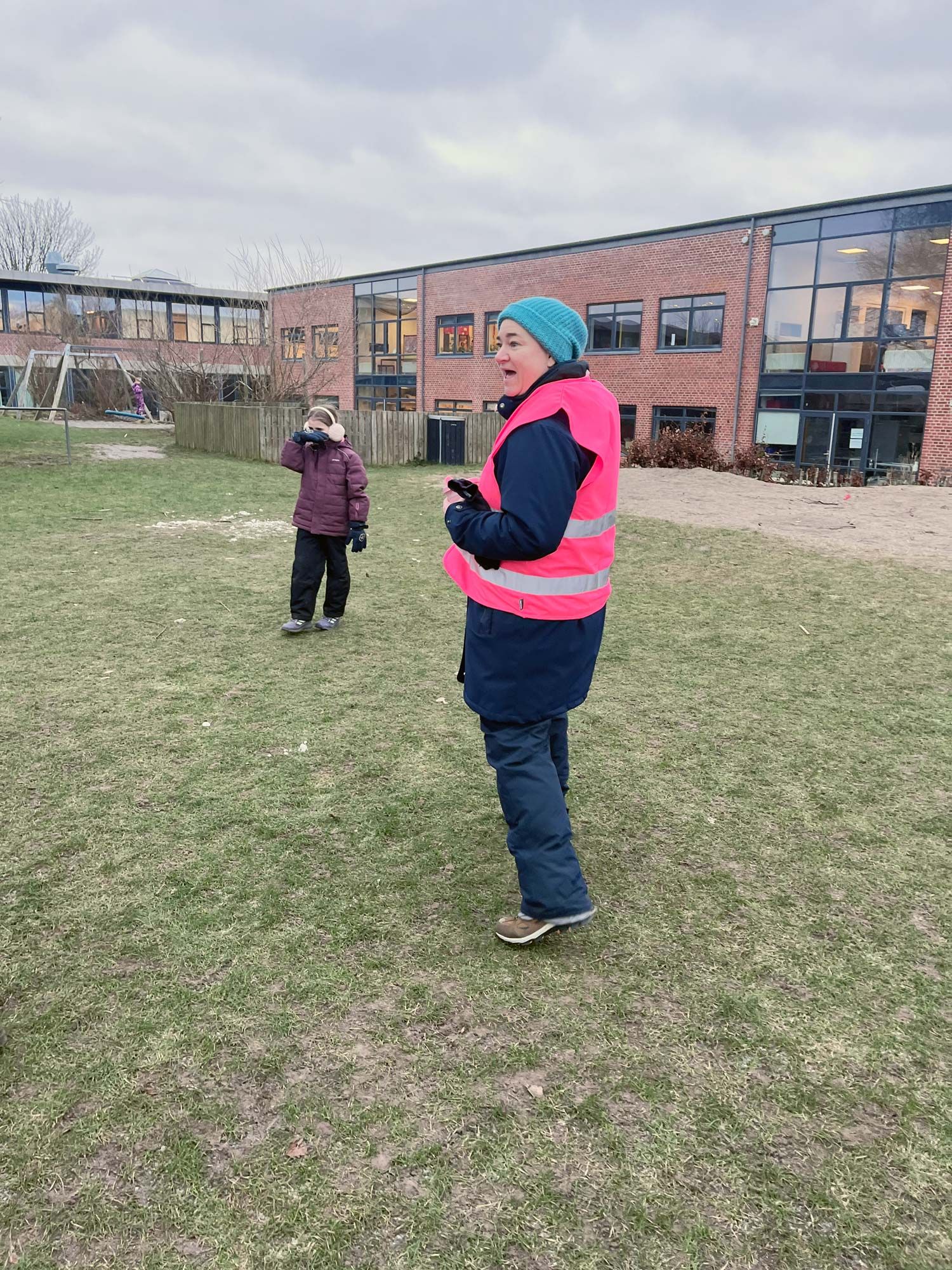 Lærer Mai-Britt Løndal Nielsen er ude i begge lange frikvarterer.