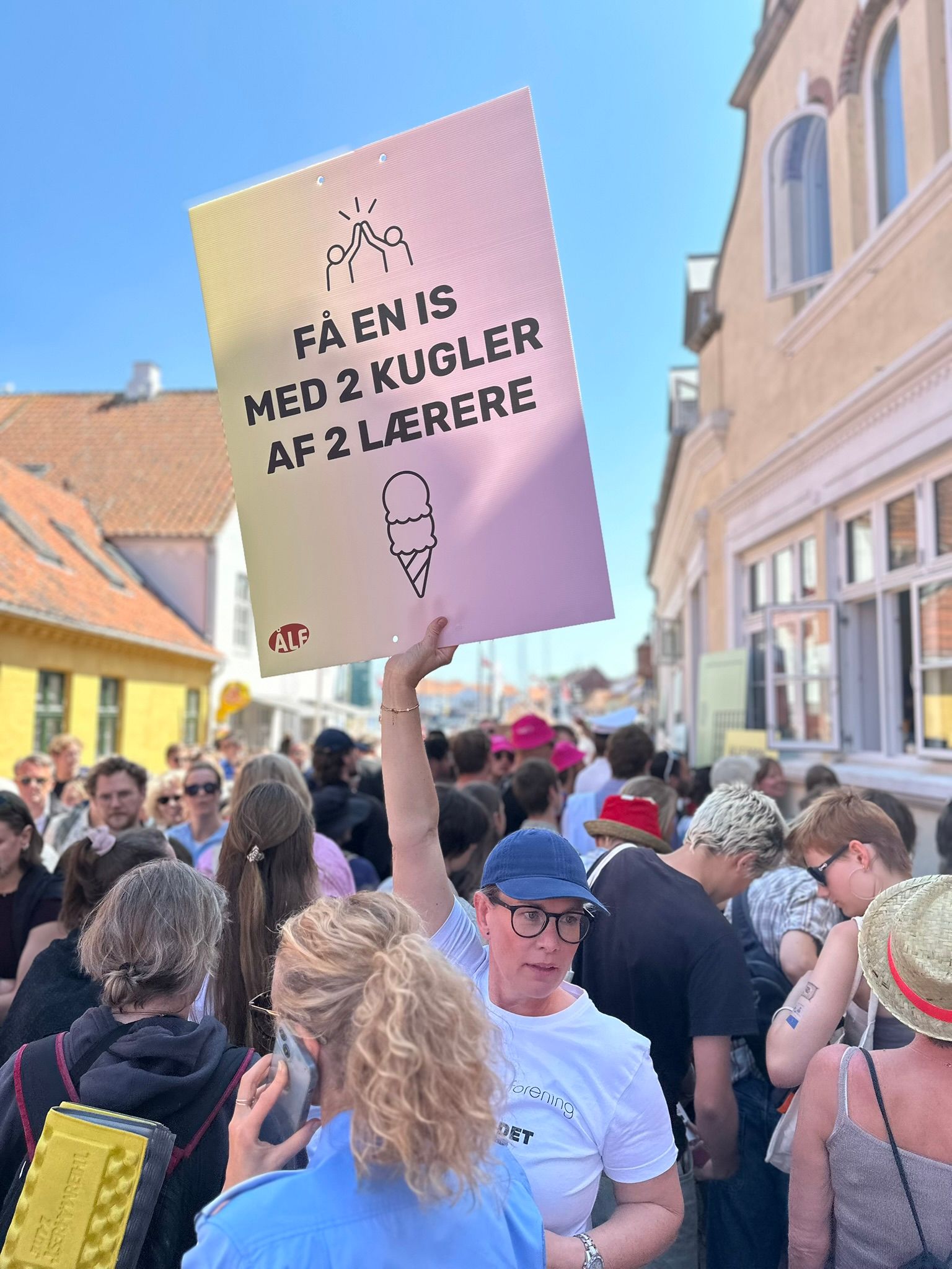 Dorthe Fisker står med et skilt på Folkemødet