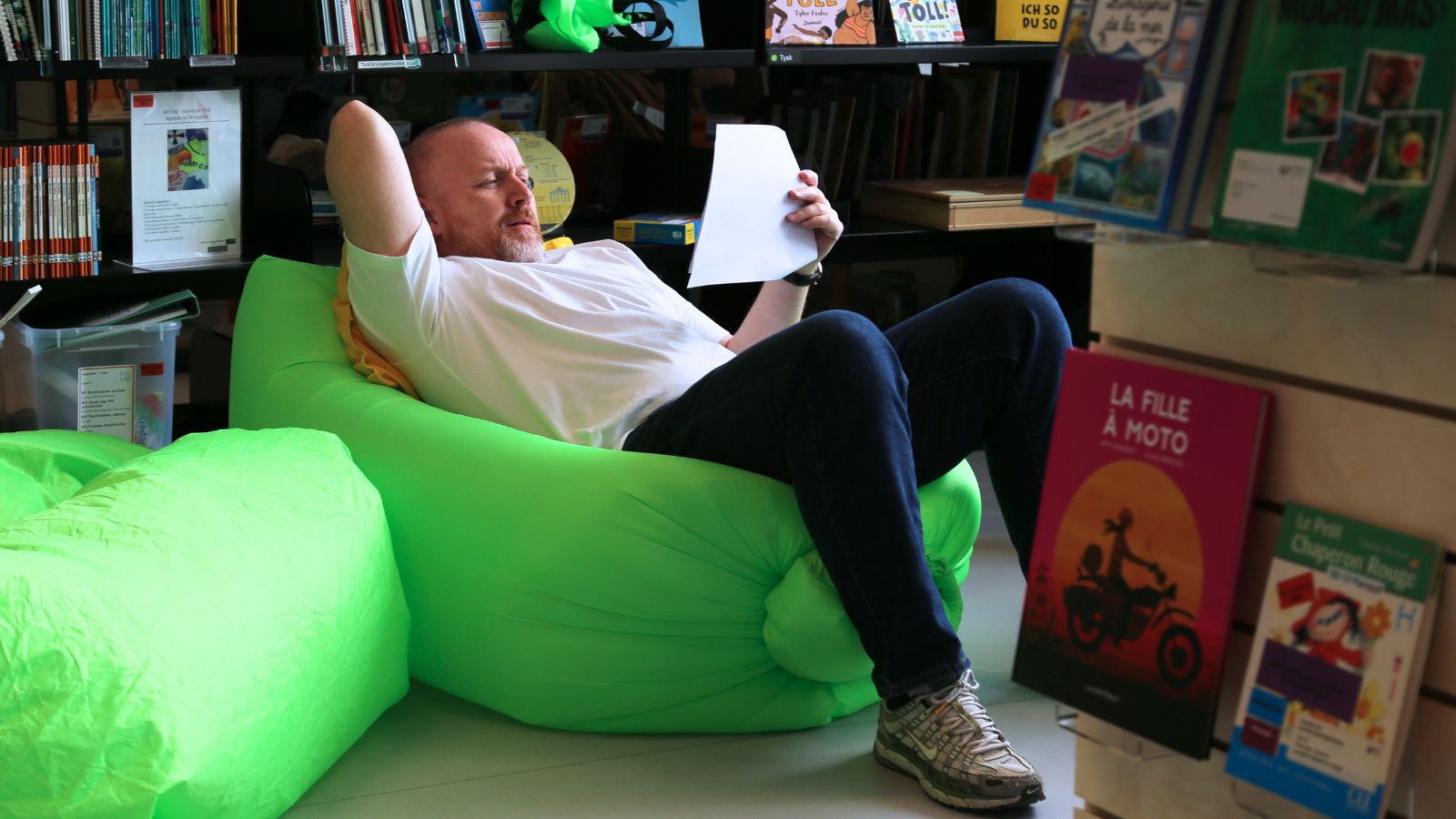 L&aelig;rer l&aelig;ser en novelle p&aring; kursus