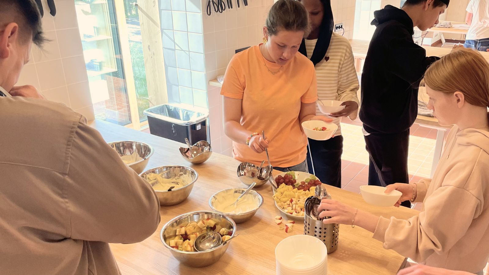 Elever fra Lindevangsskolen tager frugtsalat