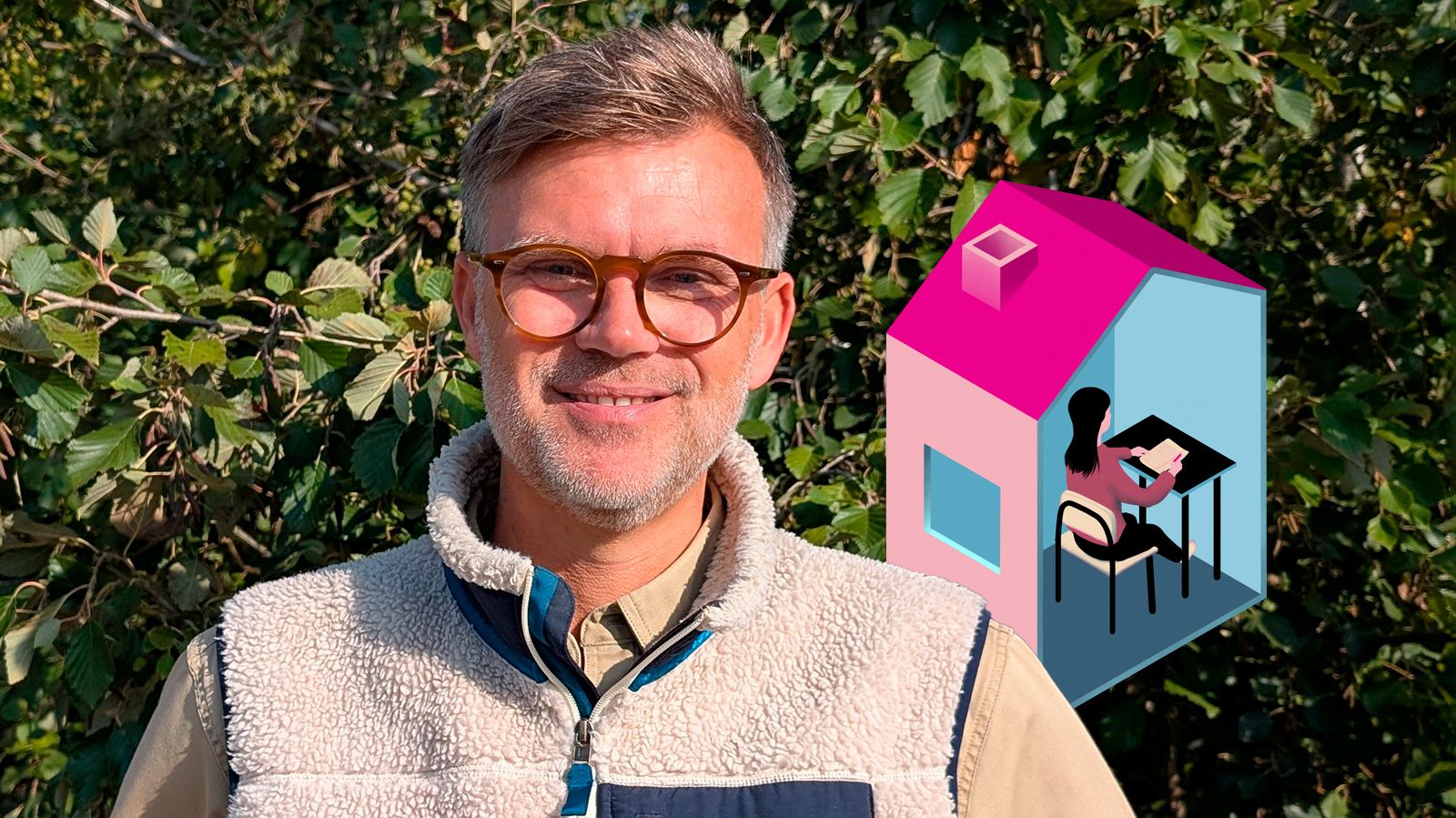 Thomas Bertelsen foran grøn hæk med indsat ikon fra tema om hjemmeskoling