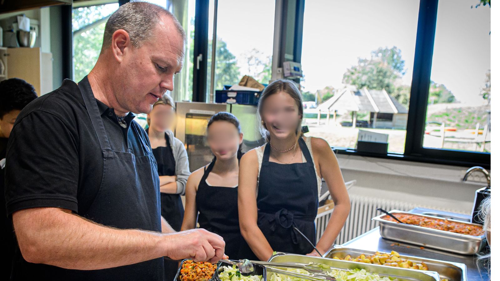 Lærer Thomas Nagel og anonymiserede elever i gang med at lave mad