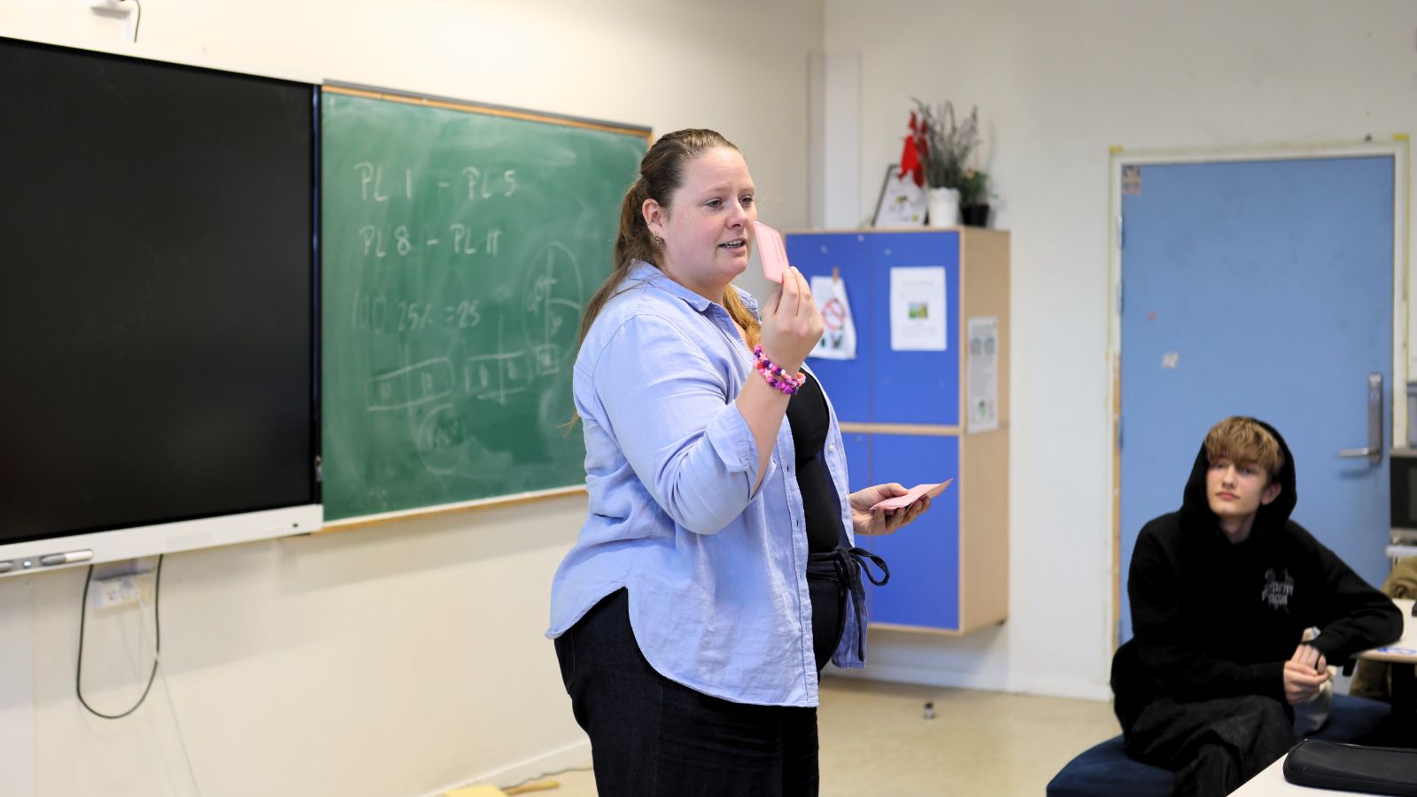 L&aelig;rer viser klassen kort til brevkasseundervisning