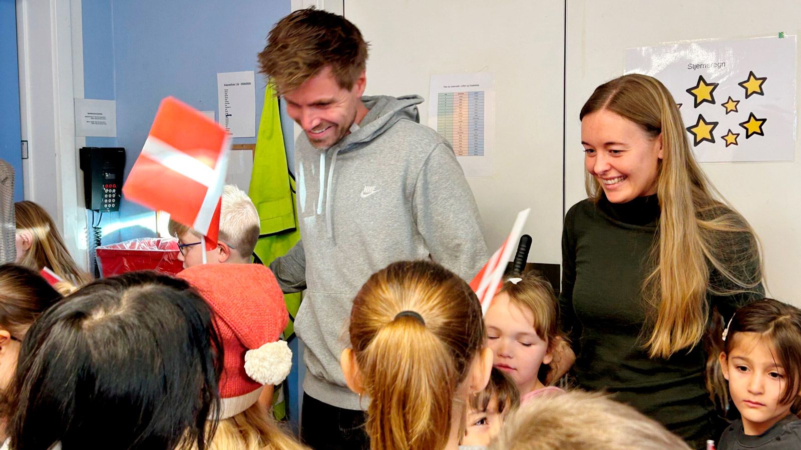 Kenneth Knudsen og Line Nielsen bliver overrasket med flag af eleverne.