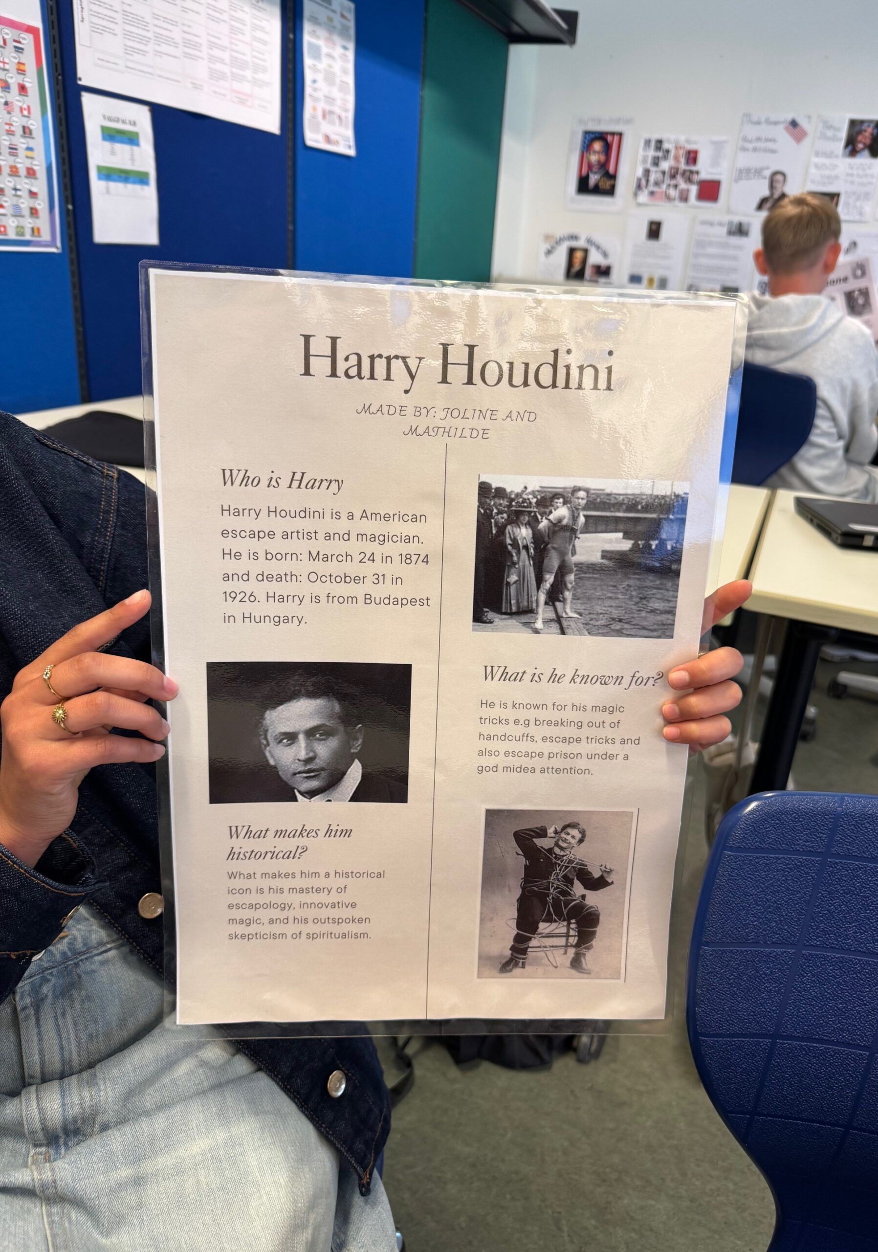 Foto af en elevs f&aelig;rdige plakat. Her har eleven valgt at skrive om Harry Houdini.