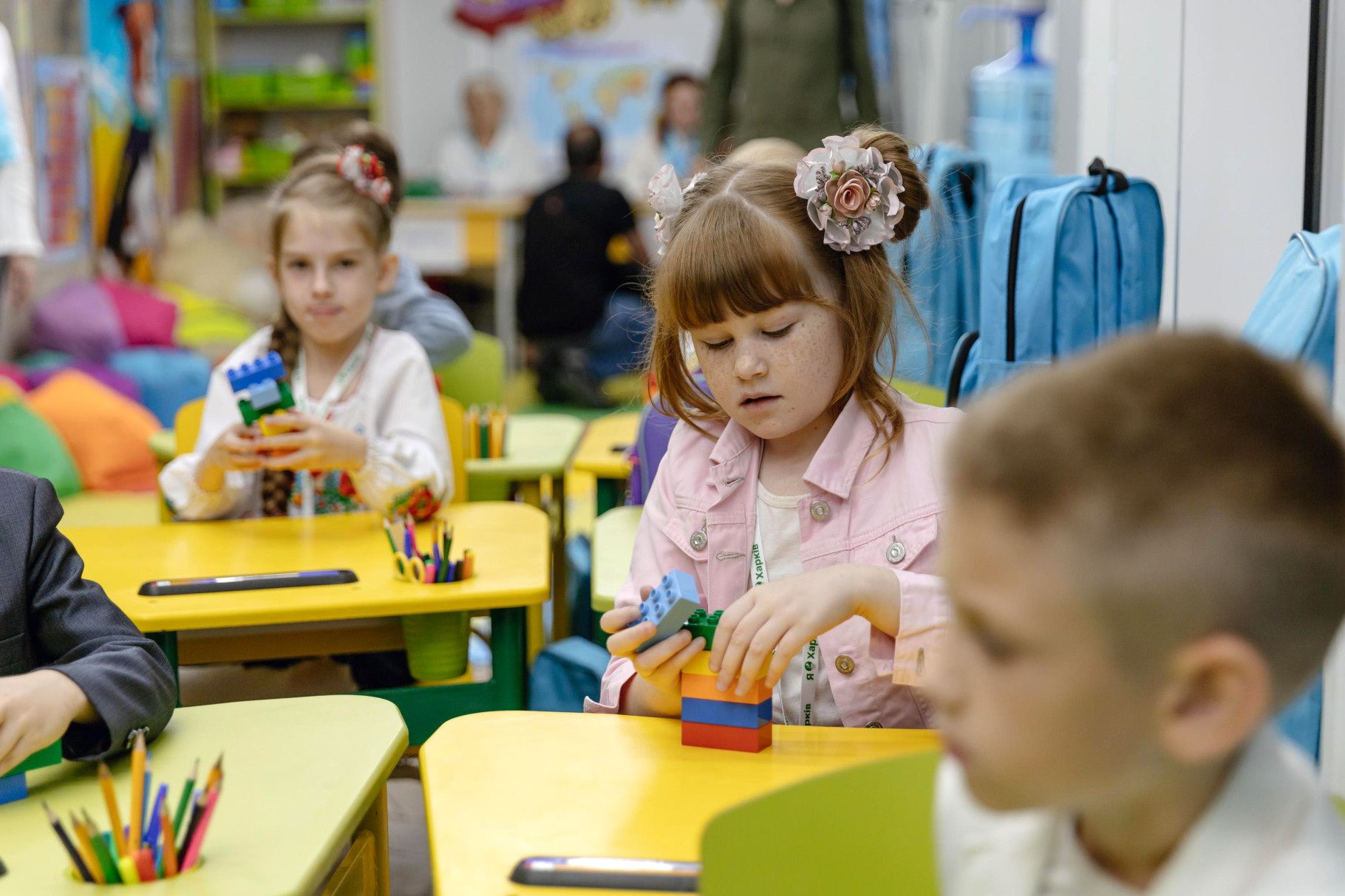 Featured image for Ukrainerne laver skole i ly for bomber med klasseværelser i metroen og virkelig meget onlineundervisning