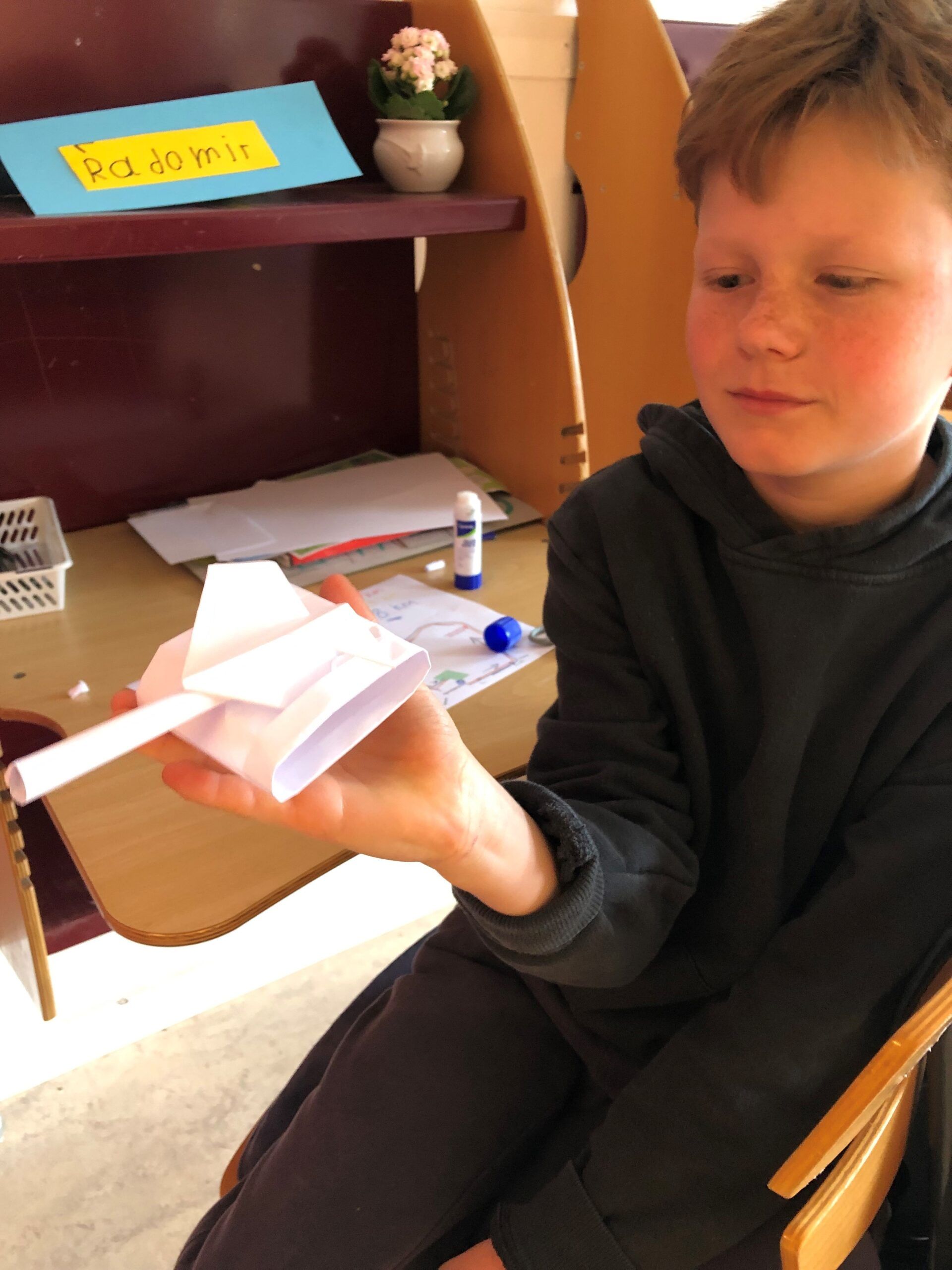 ukrainsk dreng med origami-tank