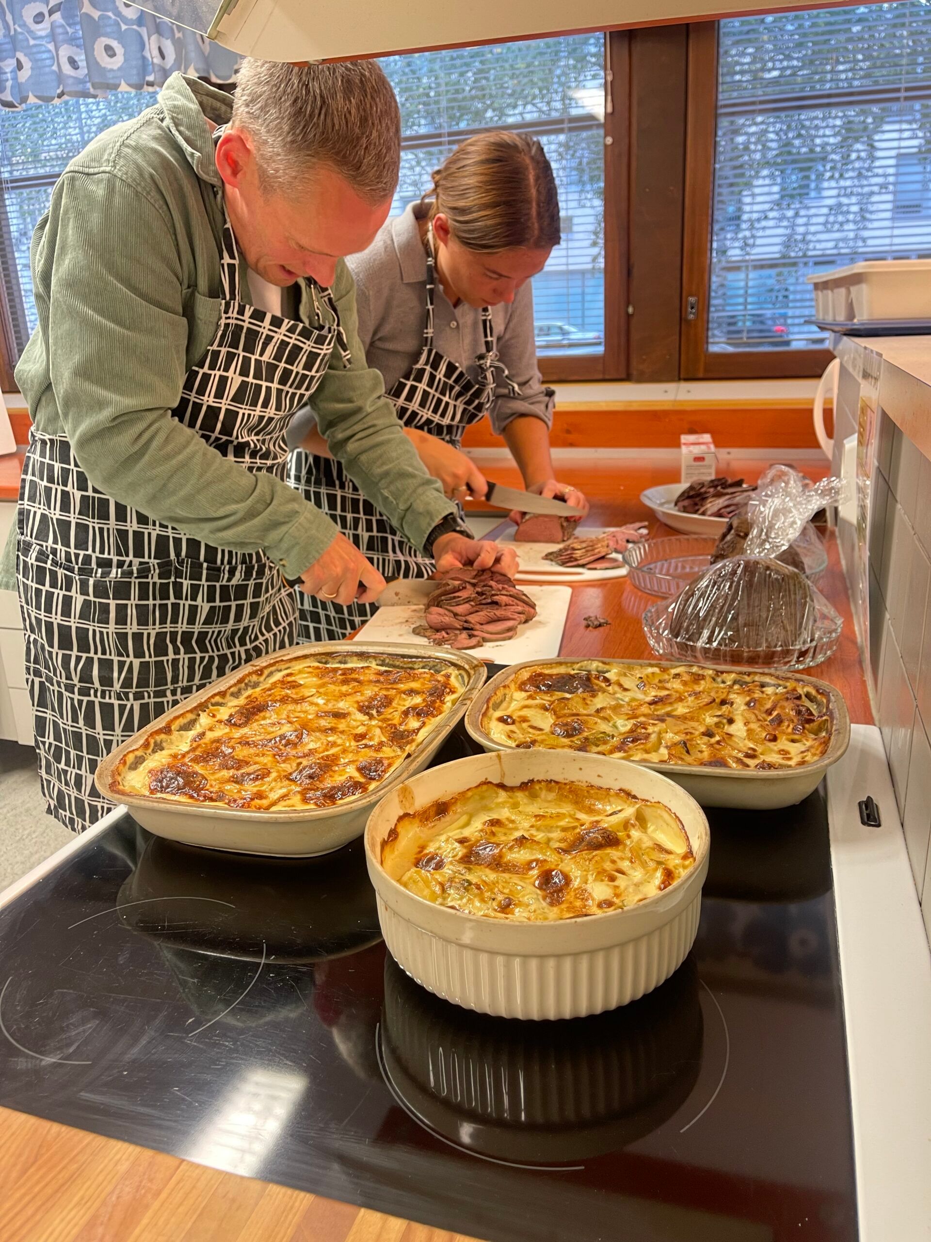 To mennesker laver mad sammen