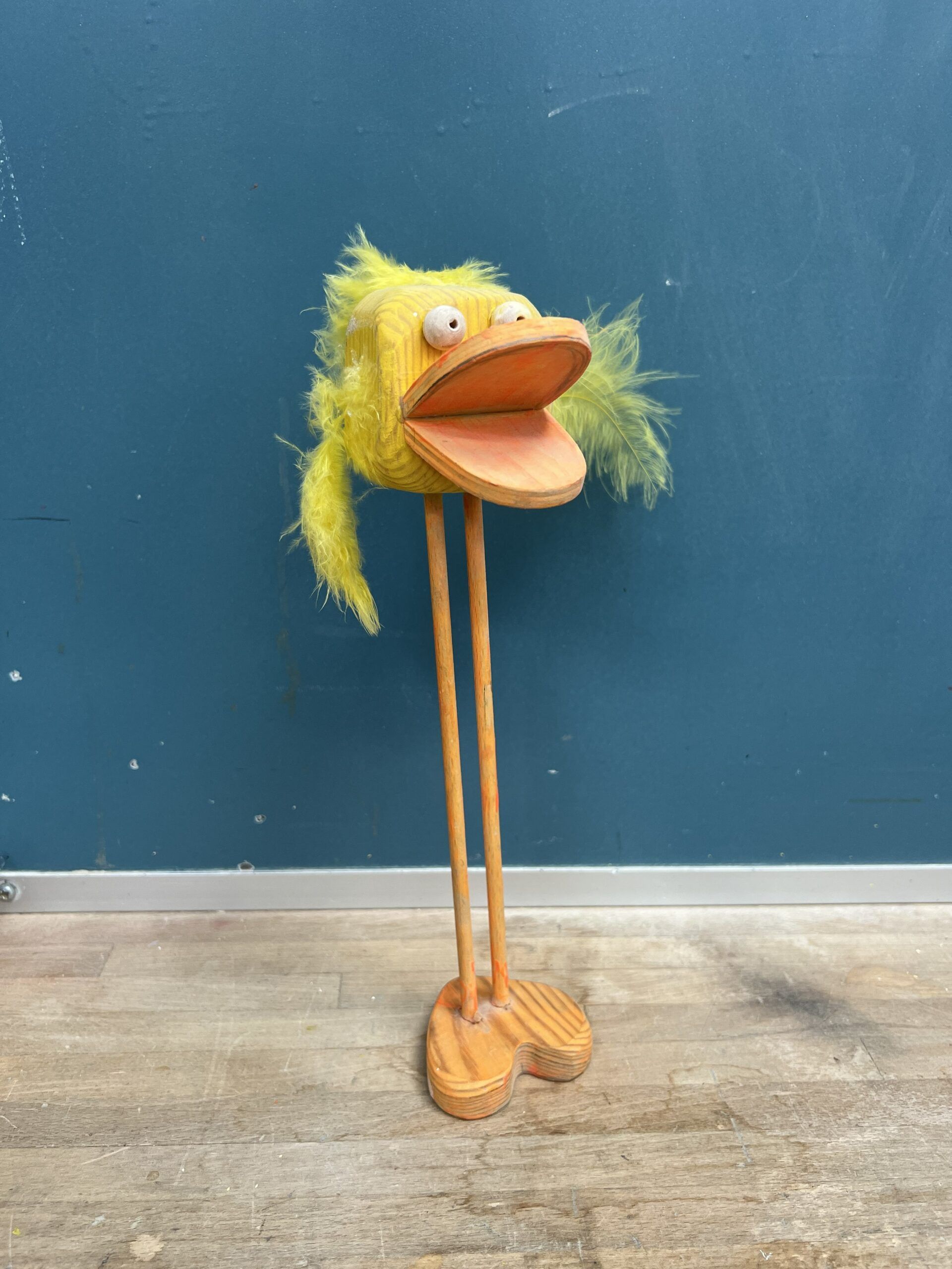 Gul tr&aelig;figur lavet i h&aring;ndv&aelig;rk og design
