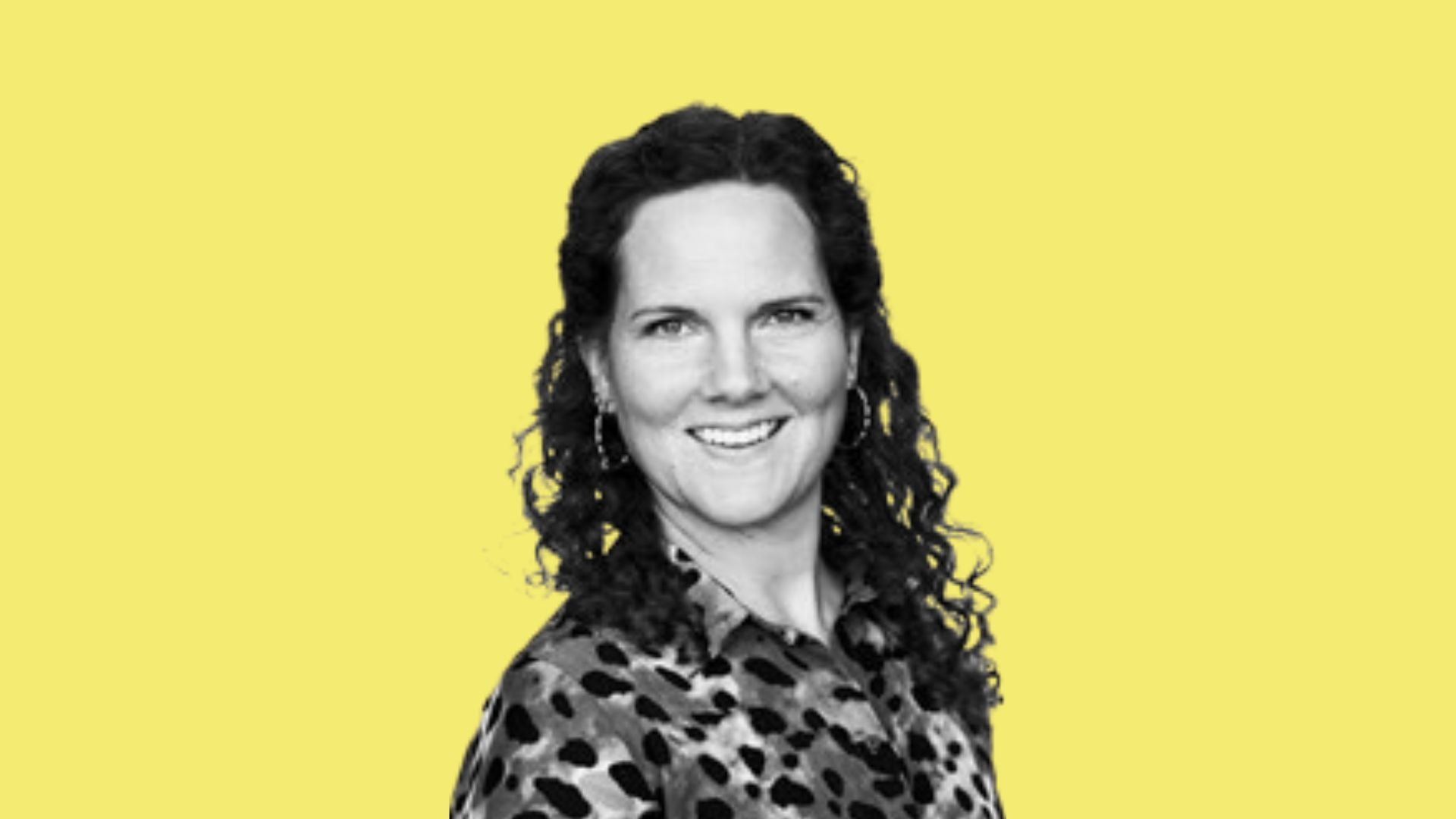 Portræt af Mie Wiene Estrup på gul baggrund