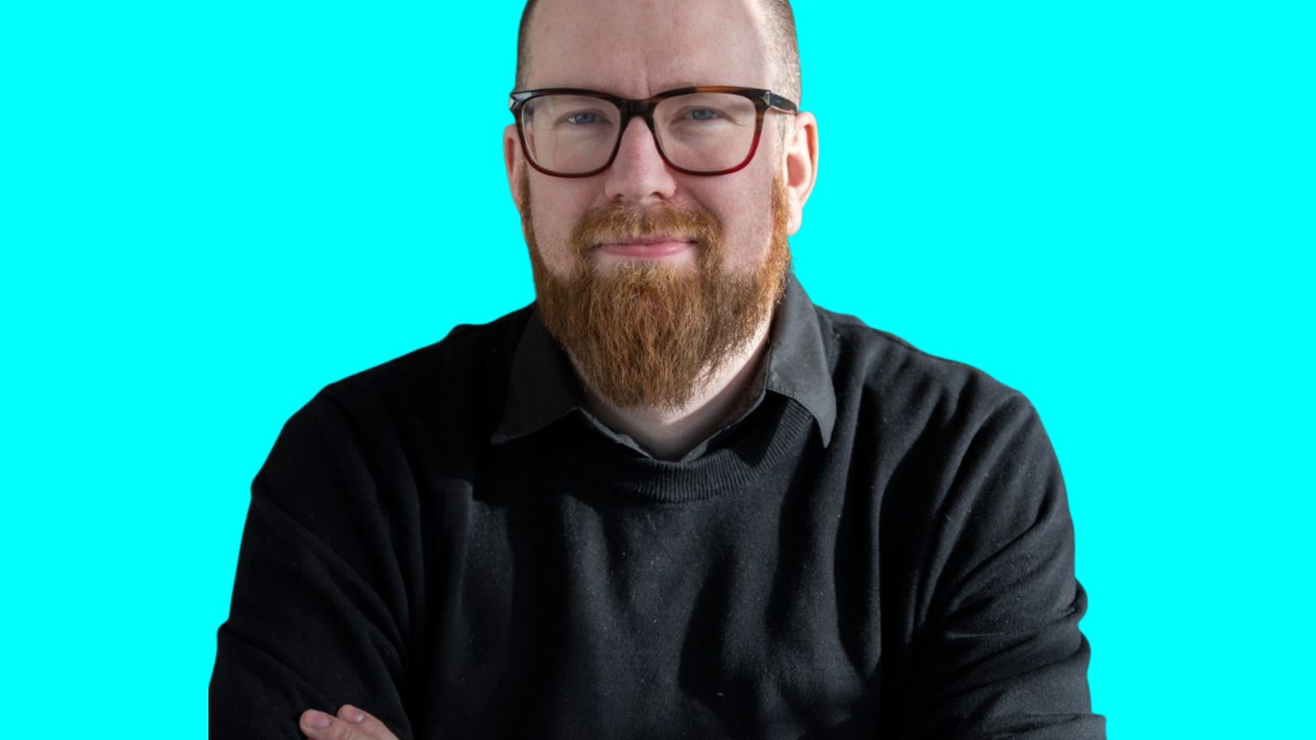 Portræt af Daniel Kansberg på lyseblå baggrund