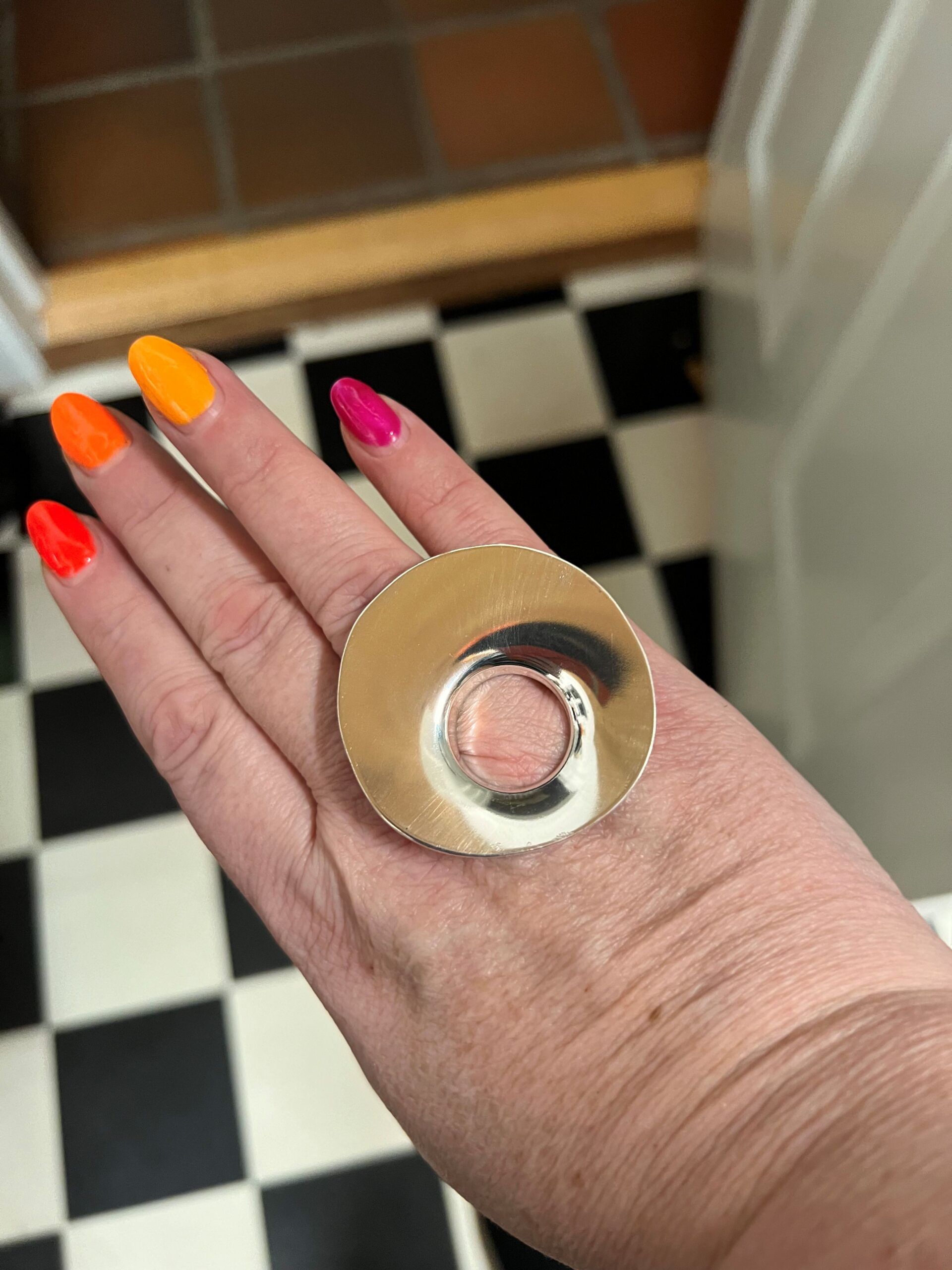 Pia-Vera har lige v&aelig;ret p&aring; s&oslash;lvsmedekursus og lavet nye smykker til sig selv.