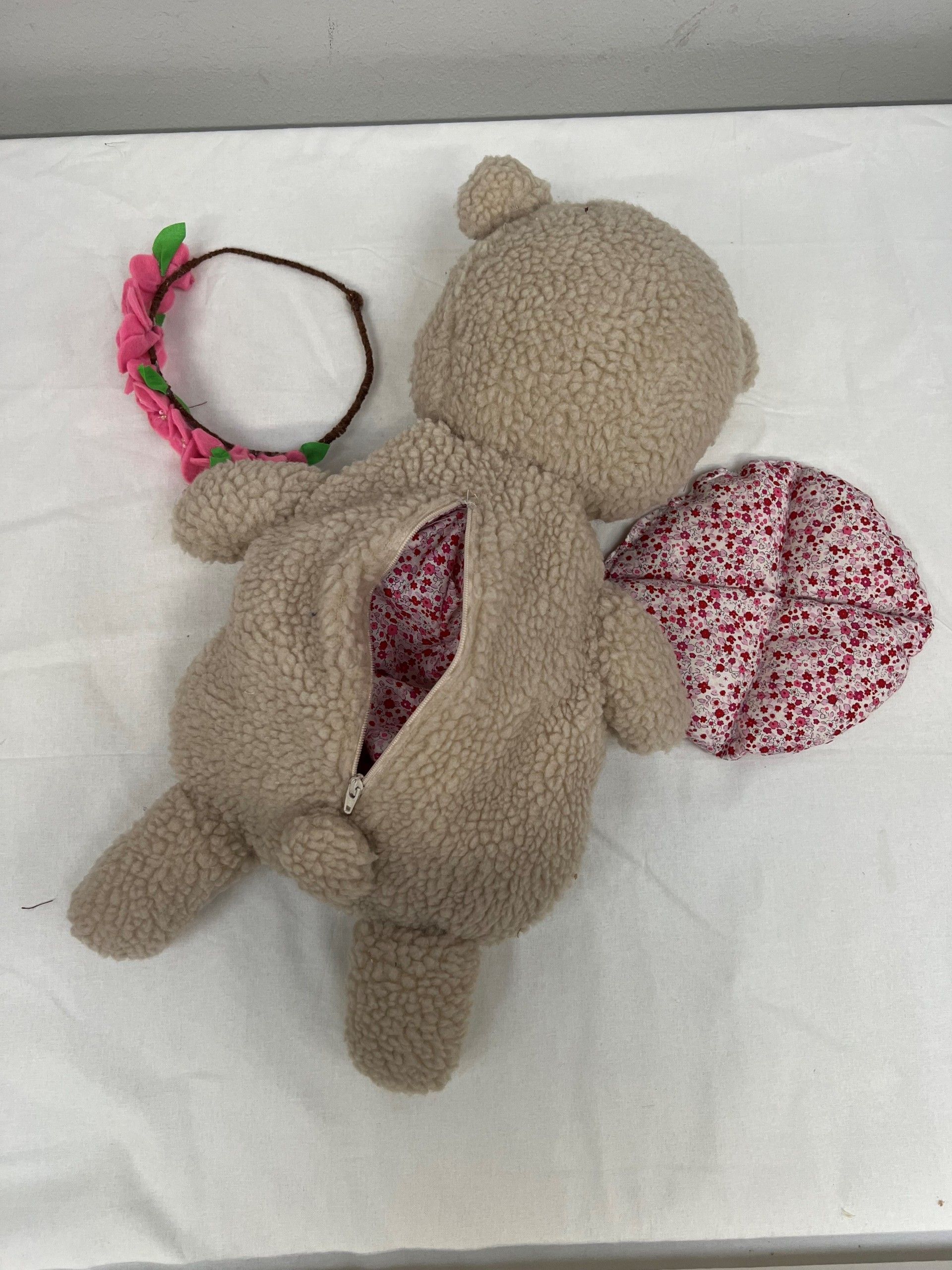 Billede af en bamse syet i H&D undervisningen. På billedet ses bamsen bagfra, så man kan se lynlås detaljerne.