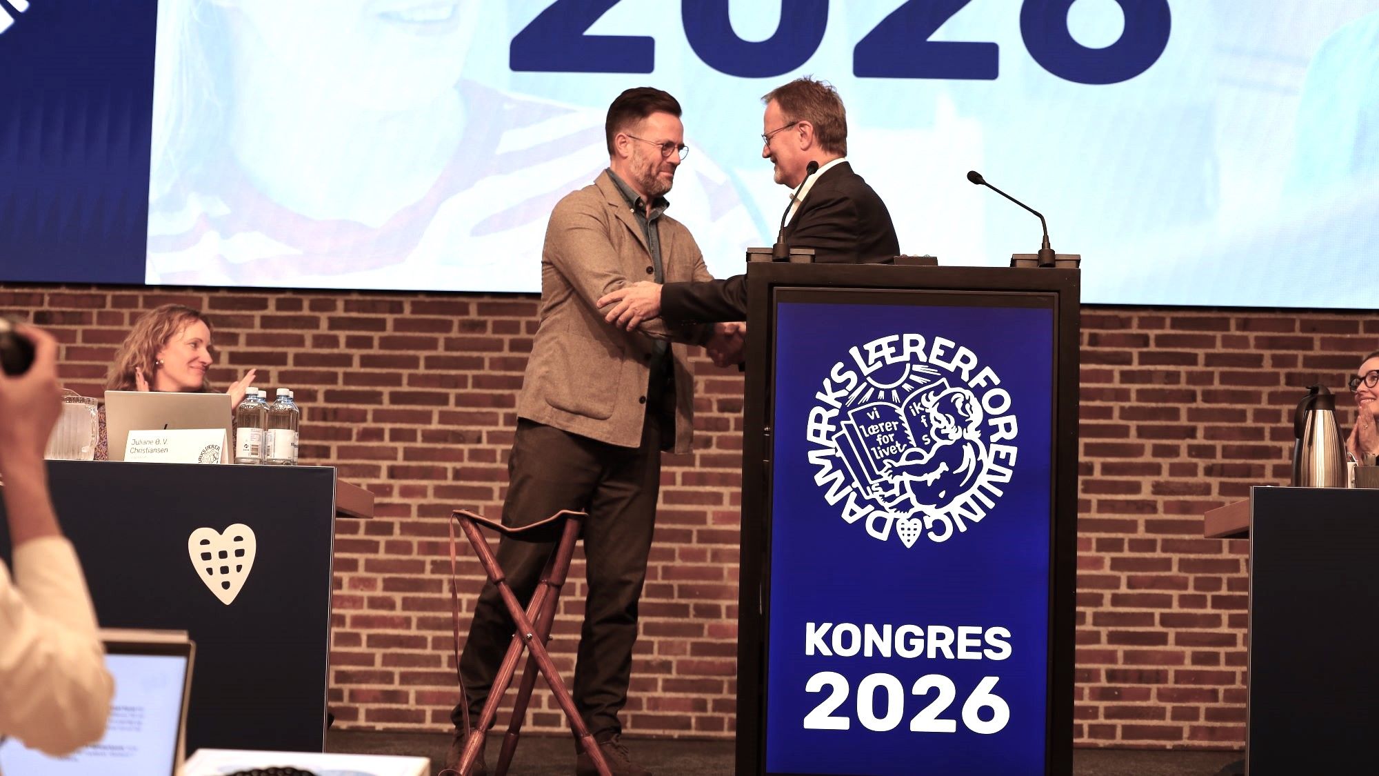 Gordon &Oslash;rskov Madsen og Peter Rahb&aelig;k Juel giver hinanden h&aring;nden efter Gordon har givet ham en skammel