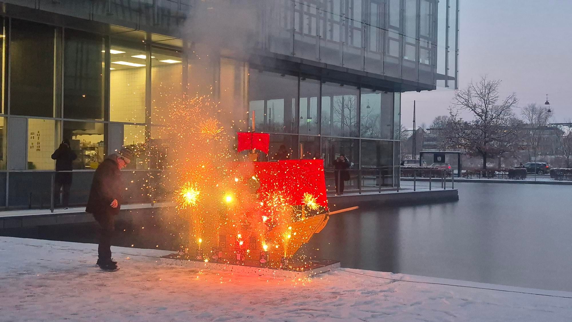 Modelskib og fyrv&aelig;rkeri ved vandspejl ved KL-huset i K&oslash;benhavn