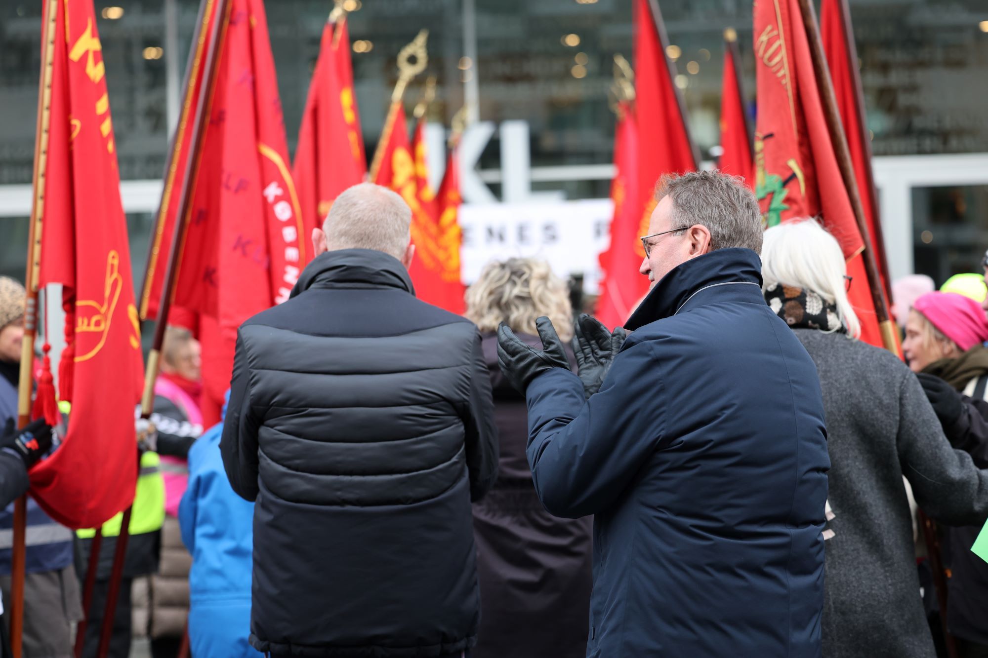 Gordon Ørskov Madsen (set bagfra) klapper af faneborg