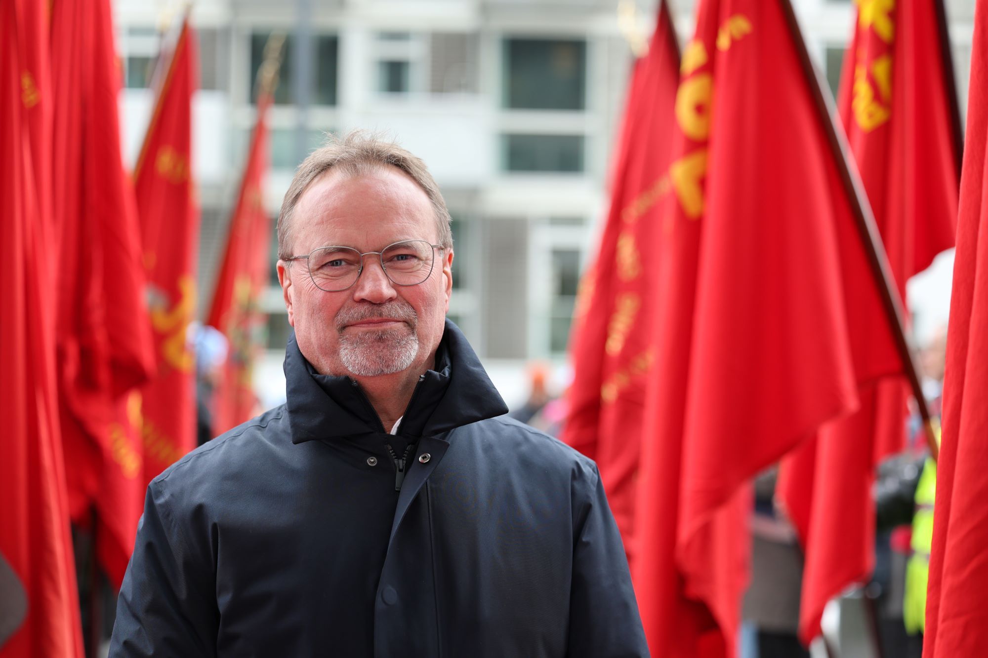 Gordon Ørskov Madsen omgivet af røde faner