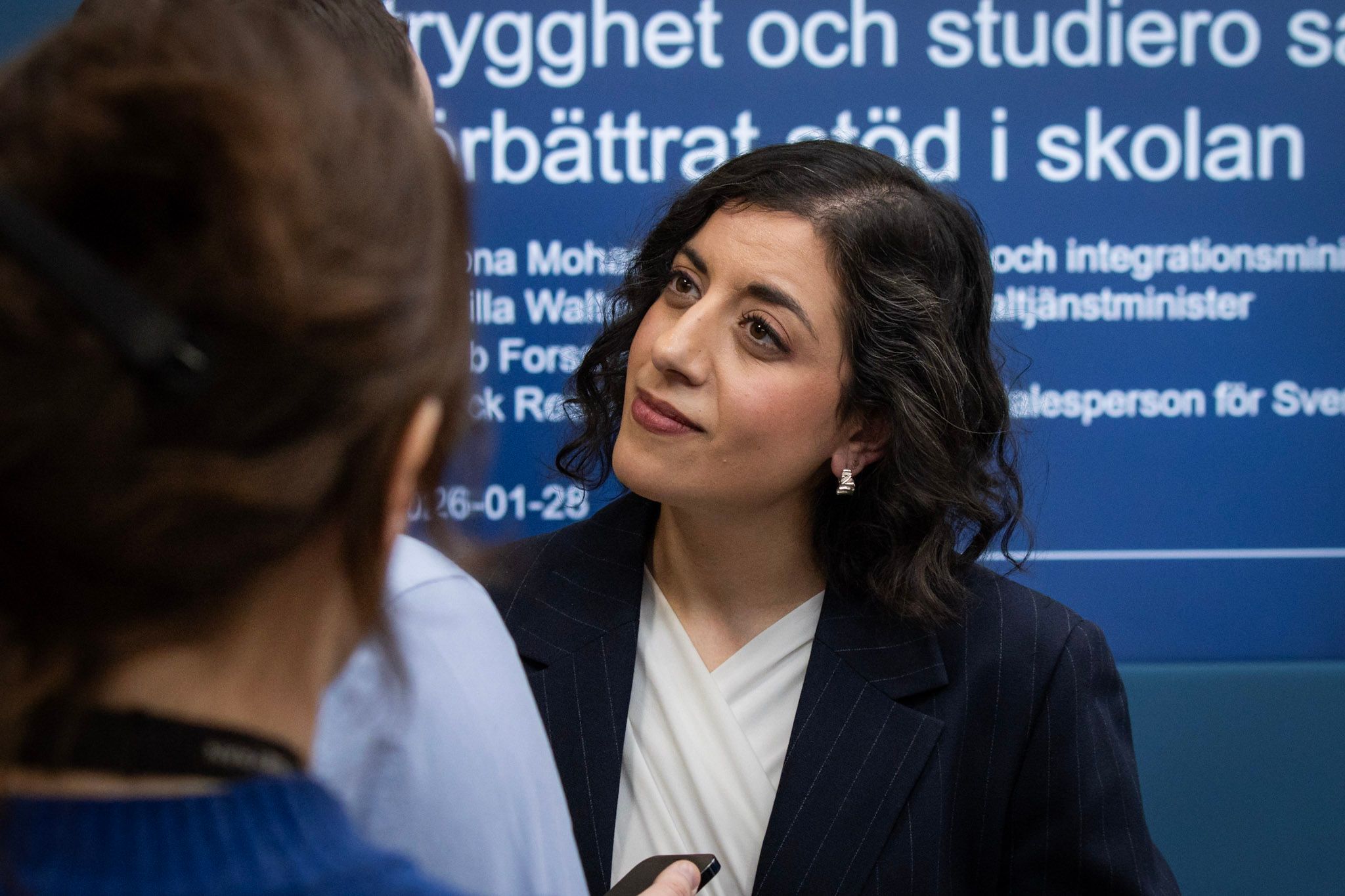 Simona Mohamsson lytter på pressemøde