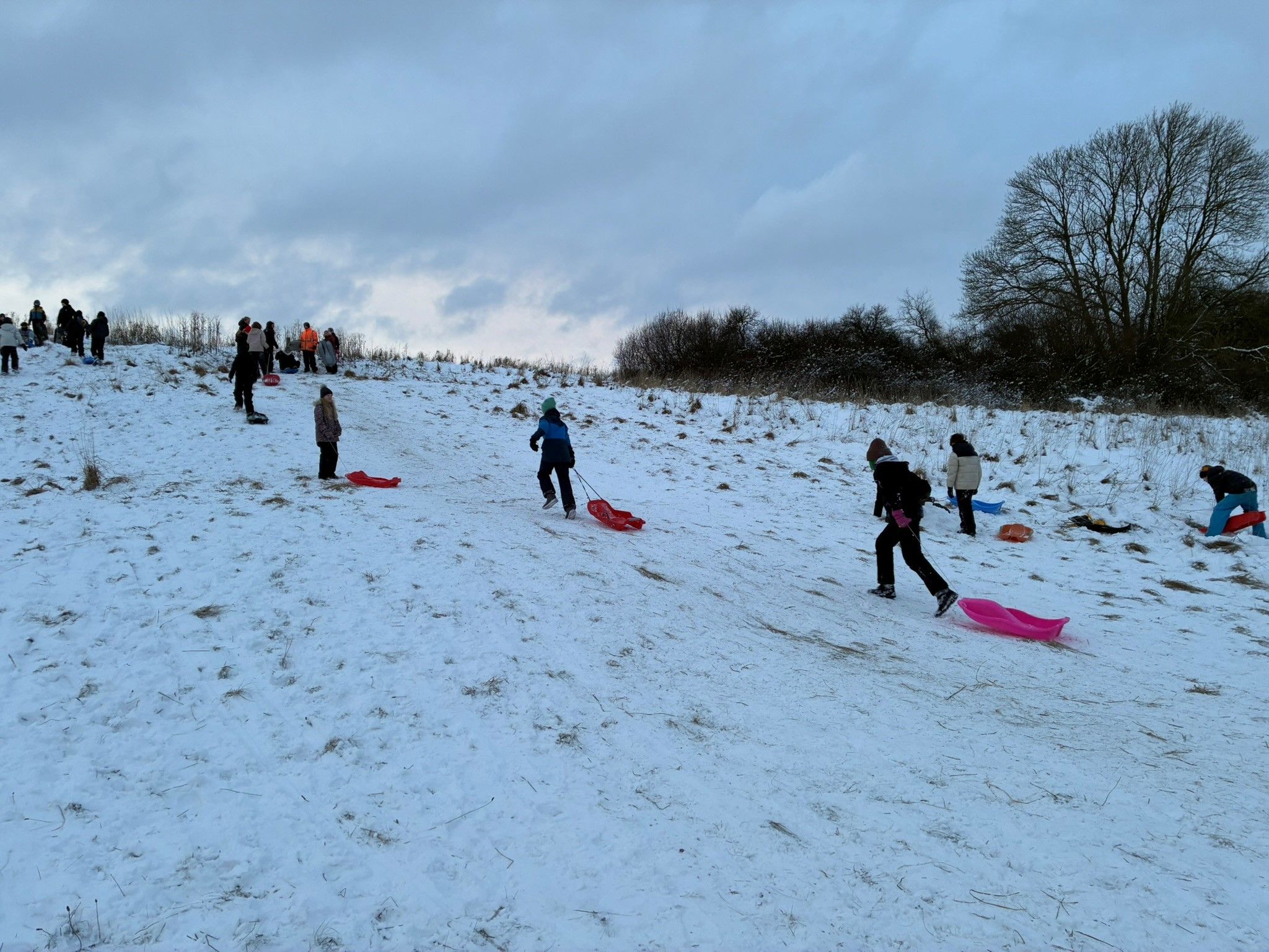 Elever l&oslash;ber op ad k&aelig;lkebakken