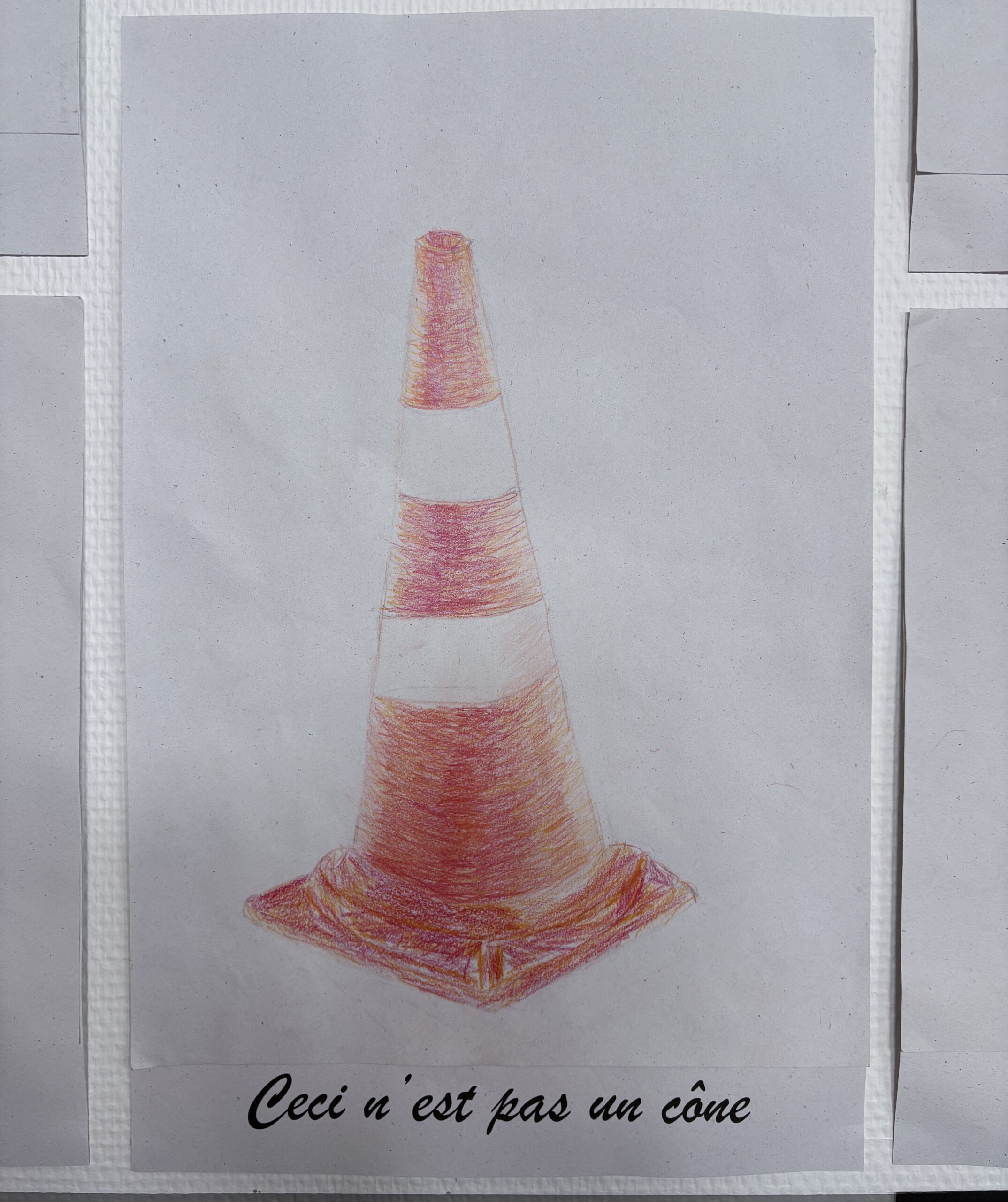 Tegning af en kegle, hvor der der st&aring;r "Ceci n'est pas un c&ocirc;ne".