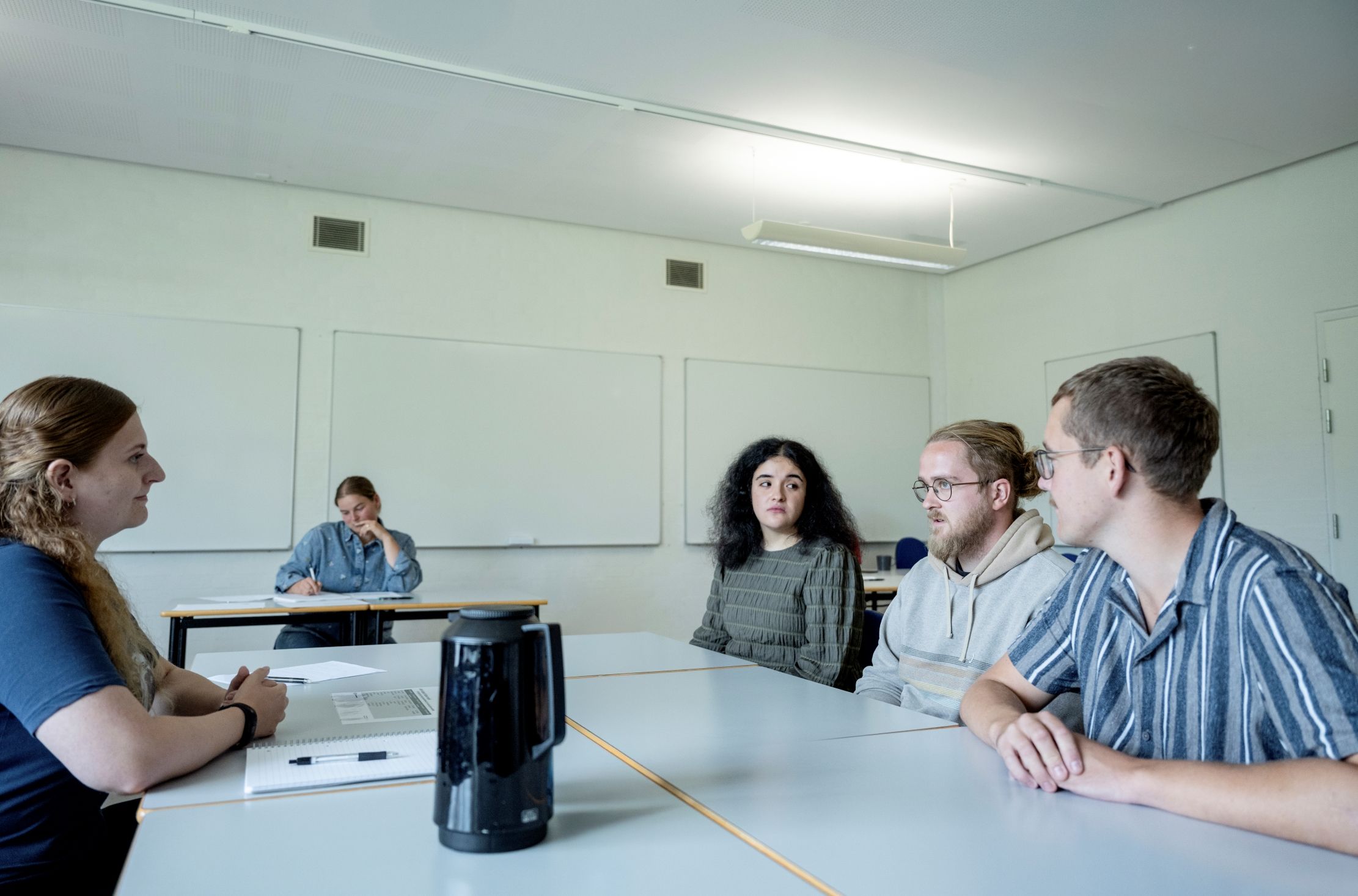 Billede af samtale mellem de l&aelig;rerstuderende