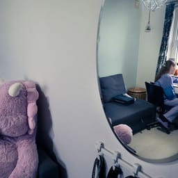 Lærerstuderende er lektiehjælpere