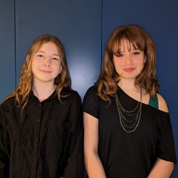 Ada og Helena har gået i skolens kor i seks år: Vi har aldrig overvejet at stoppe