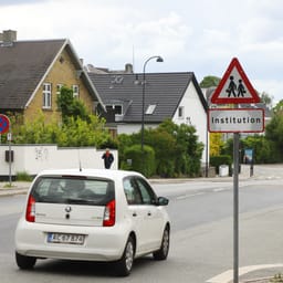 Fra marts må forældre ikke længere aflevere deres børn i bil på seks Odense-skoler