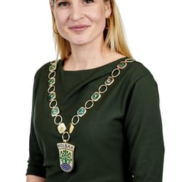 Stopper som formand for omstridt kvindekommission