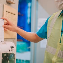 Om lidt skal du stemple ind og ud på jobbet