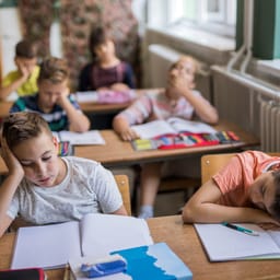 Nu er anbefalingerne her: Sådan bliver drengene lige så dygtige i skolen som pigerne